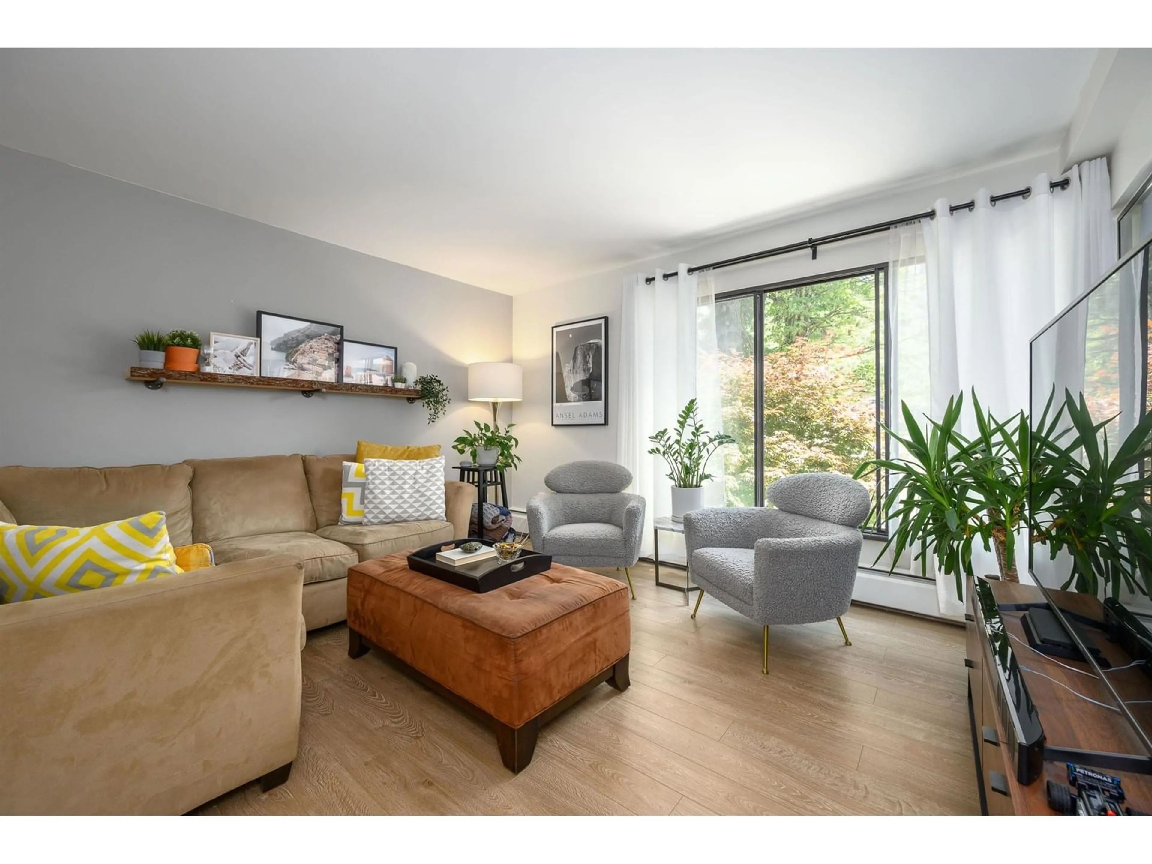 Living room with furniture, wood/laminate floor for 206 - 1437 FOSTER, White Rock British Columbia V4B3X6