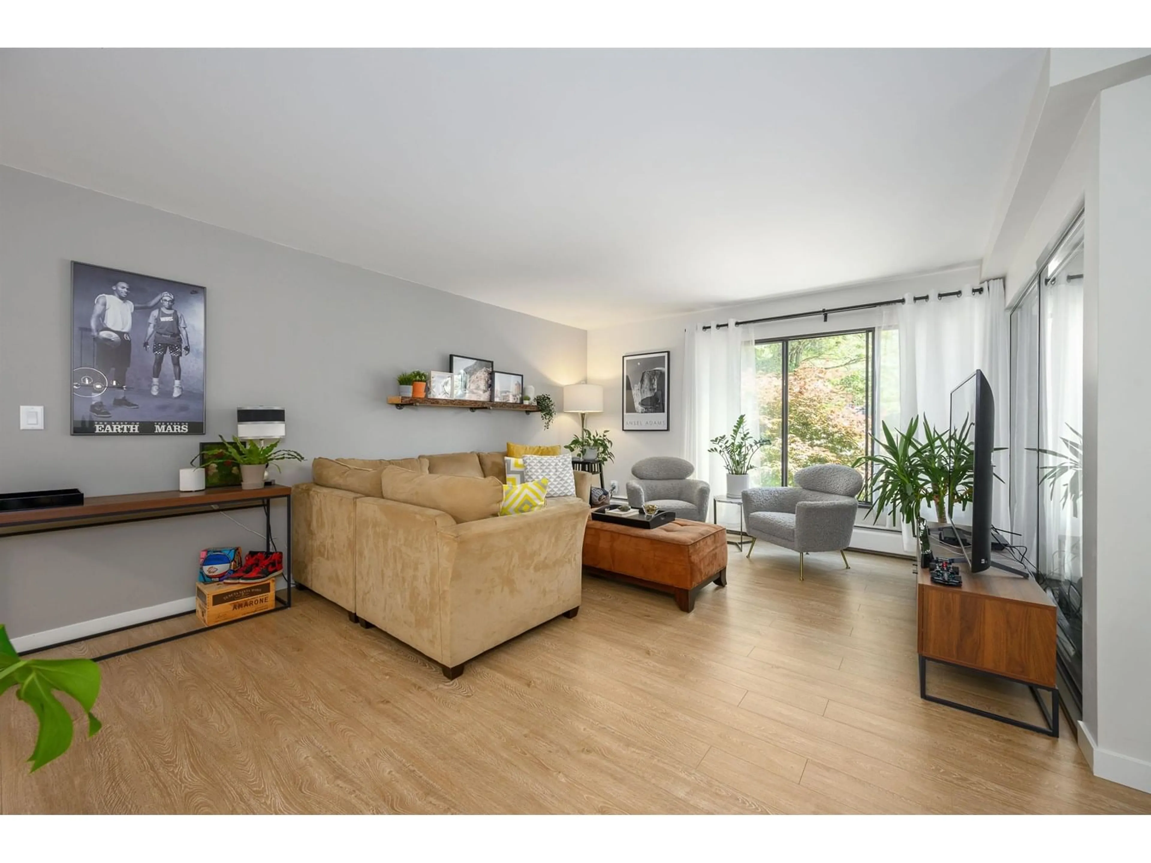 Living room with furniture, wood/laminate floor for 206 - 1437 FOSTER, White Rock British Columbia V4B3X6