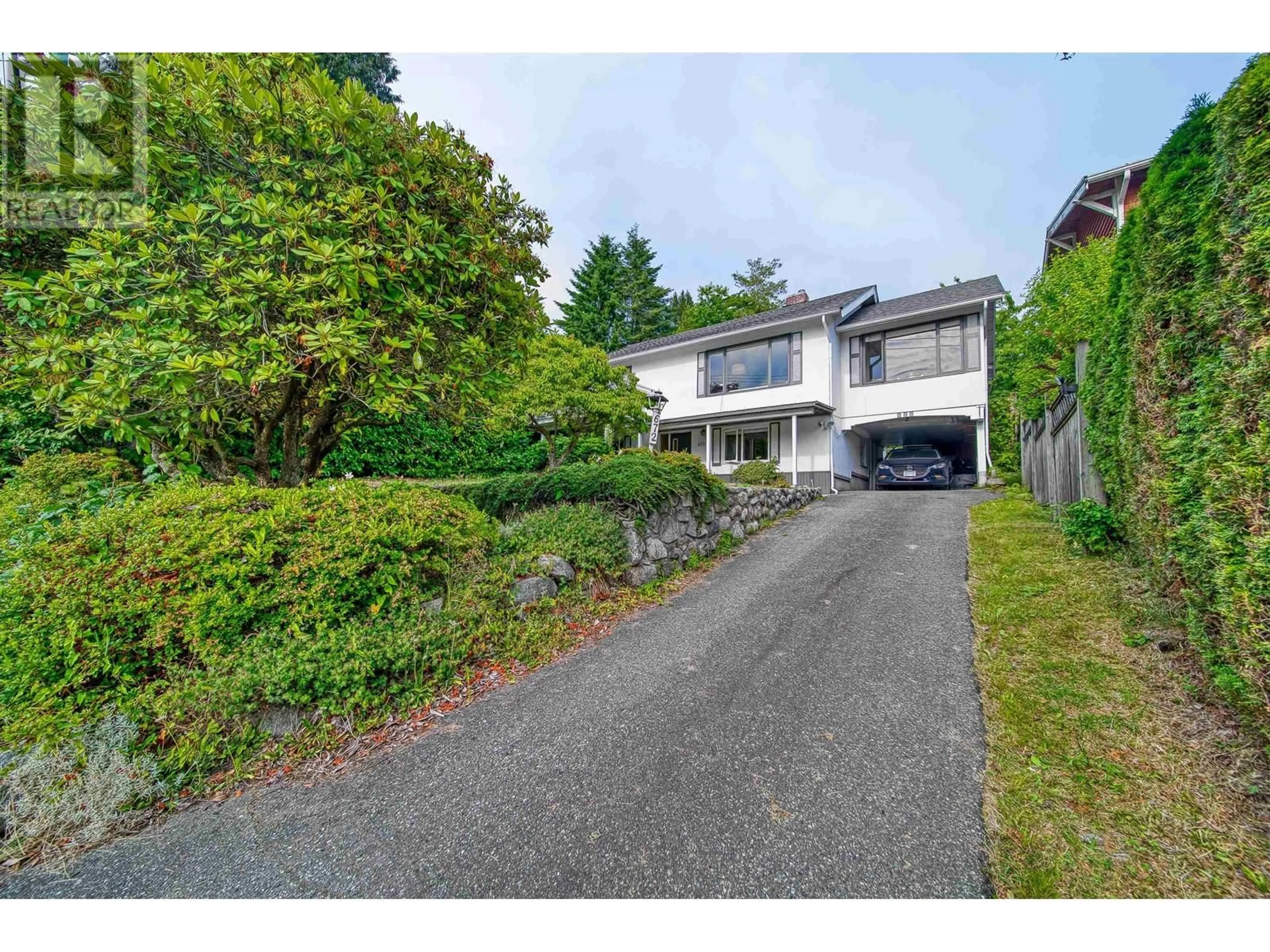 A pic from outside/outdoor area/front of a property/back of a property/a pic from drone, street for 672 11TH STREET, West Vancouver British Columbia V7T2L8