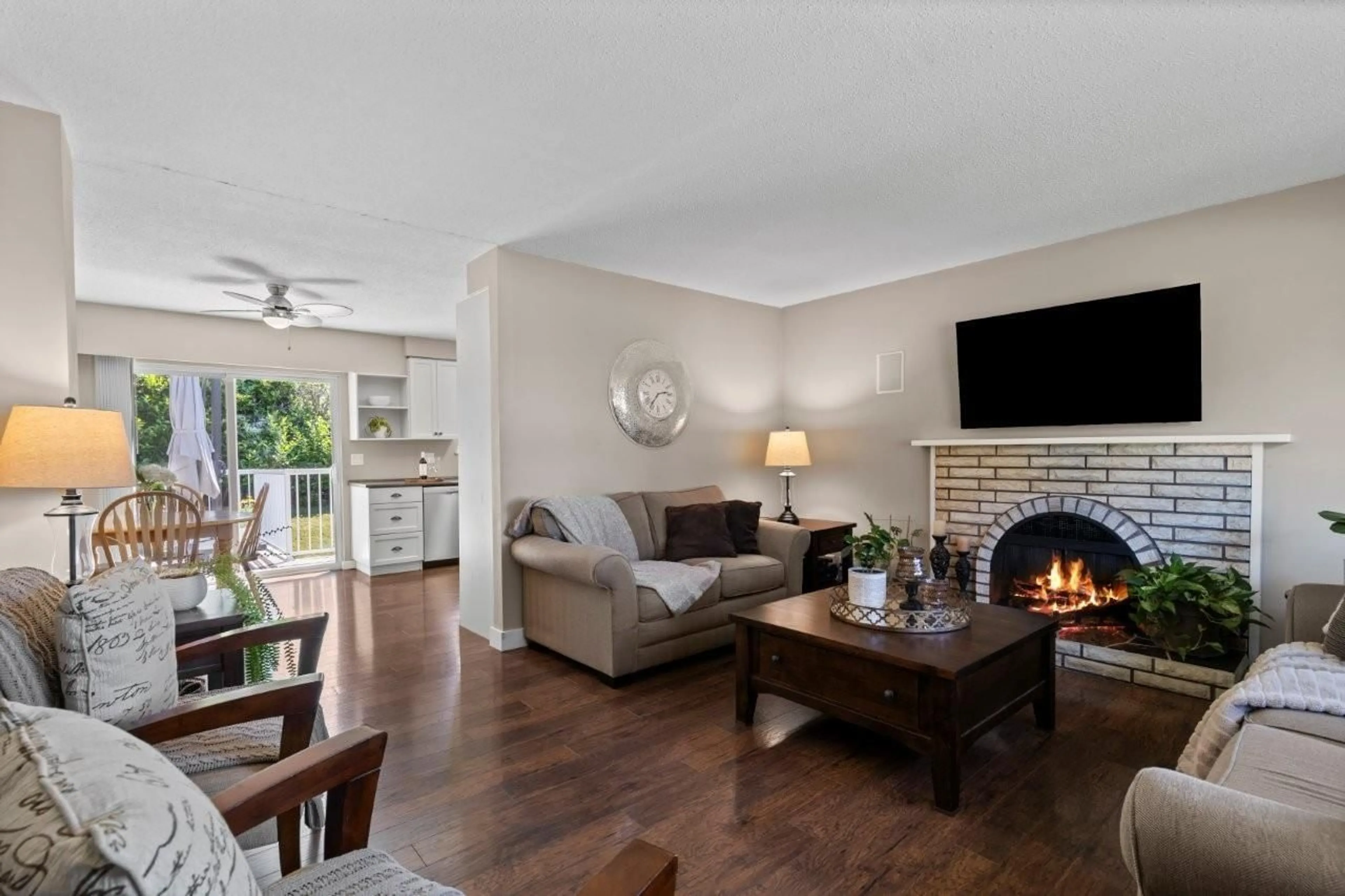 Living room with furniture, unknown for 34448 ETON, Abbotsford British Columbia V2S4W3