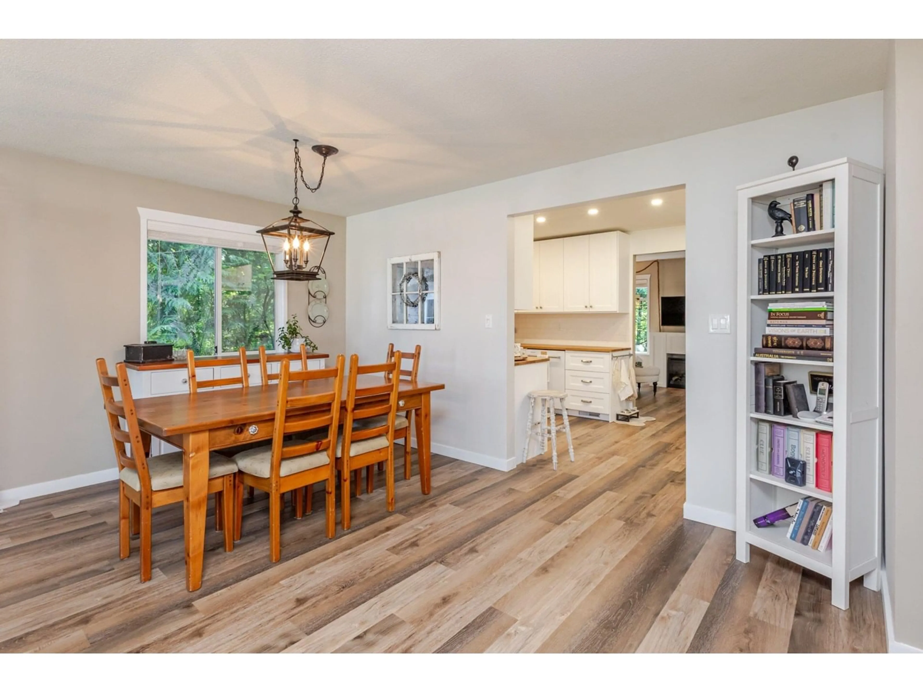 Open concept kitchen, wood/laminate floor for 4075 199A, Langley British Columbia V3A7S8