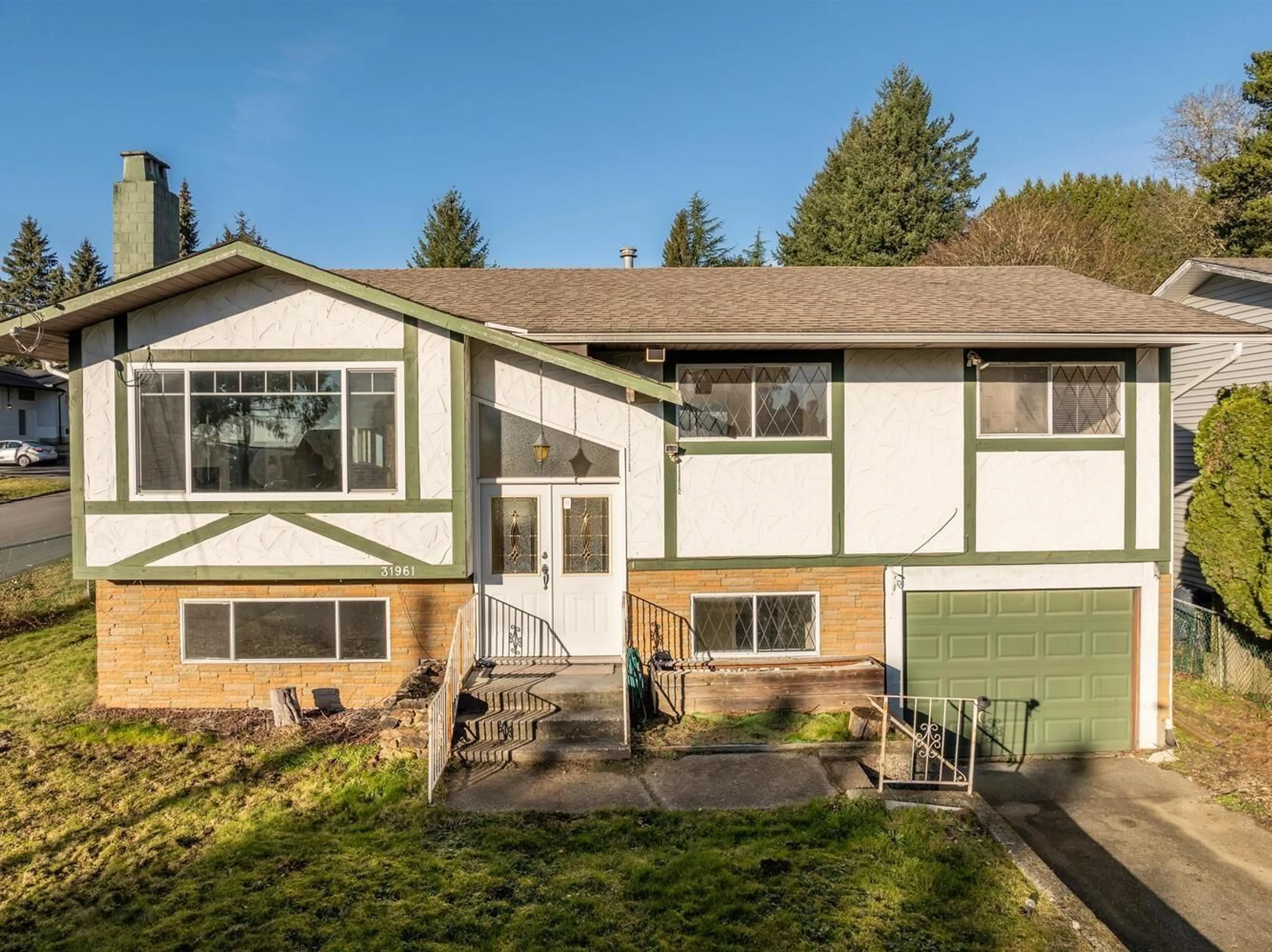 Home with vinyl exterior material, street for 31961 RAVEN, Mission British Columbia V2V1B8