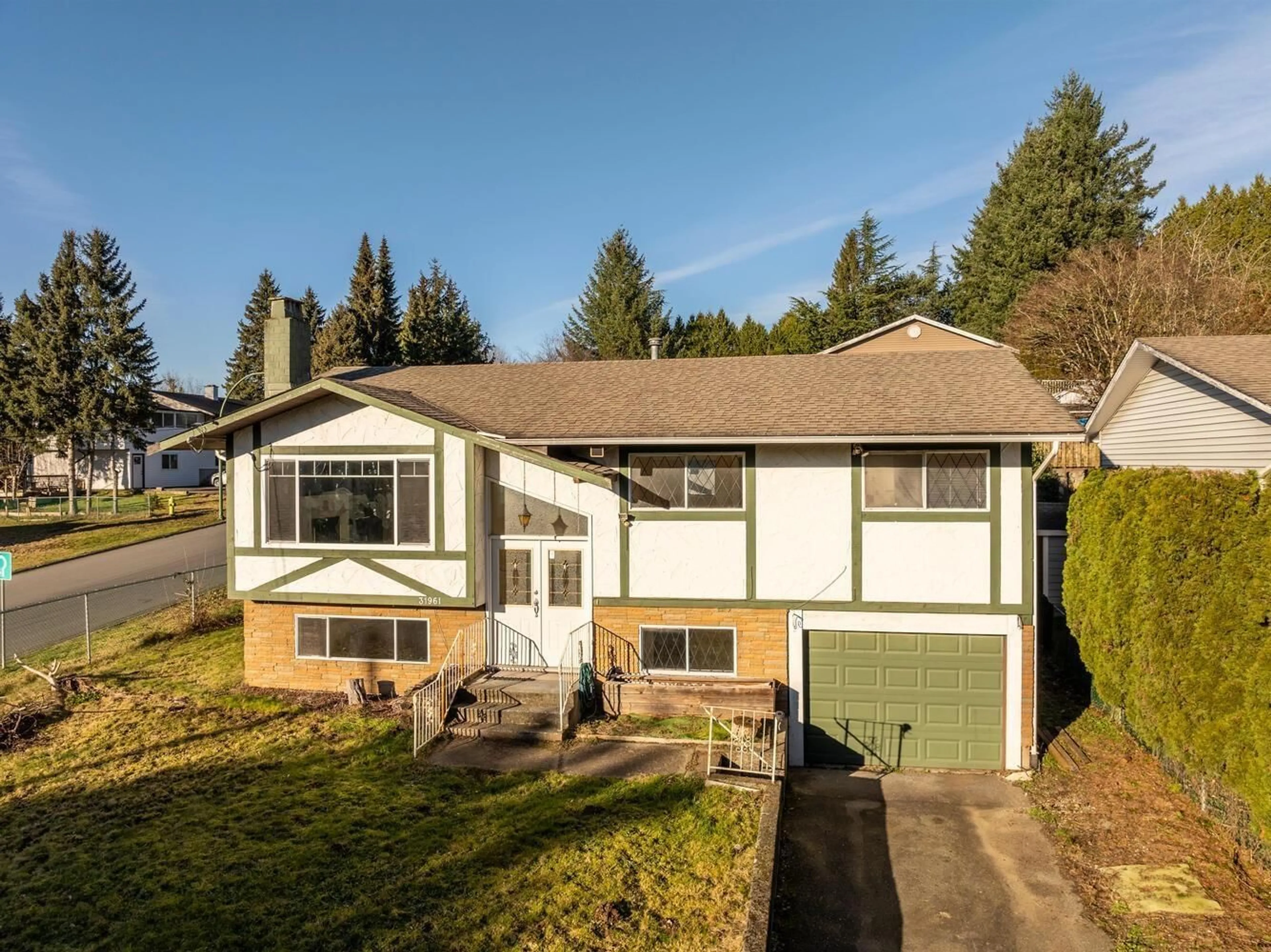 A pic from outside/outdoor area/front of a property/back of a property/a pic from drone, street for 31961 RAVEN, Mission British Columbia V2V1B8