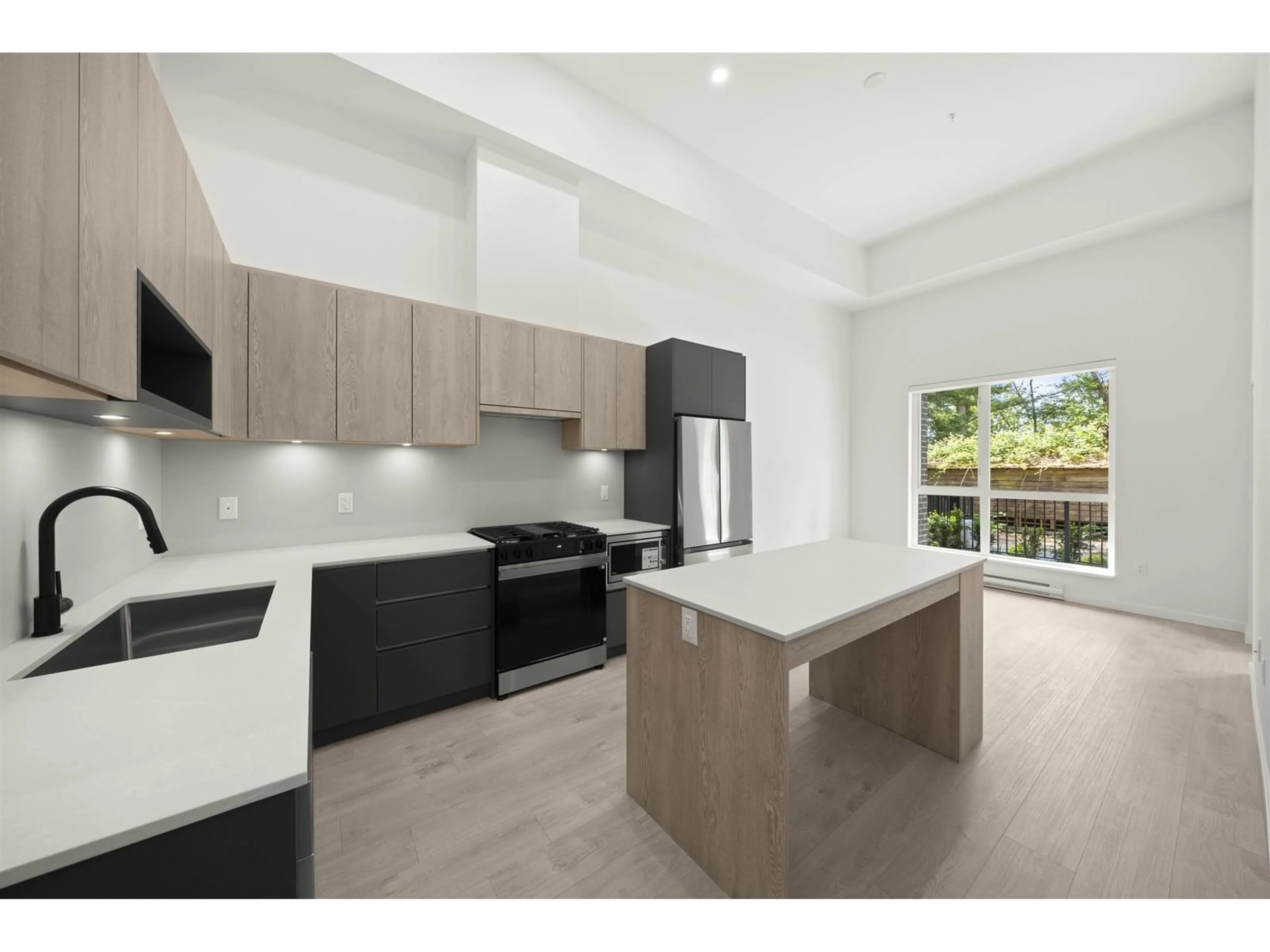 Open concept kitchen, unknown for 105 - 6585 195A, Surrey British Columbia V4N6Y9