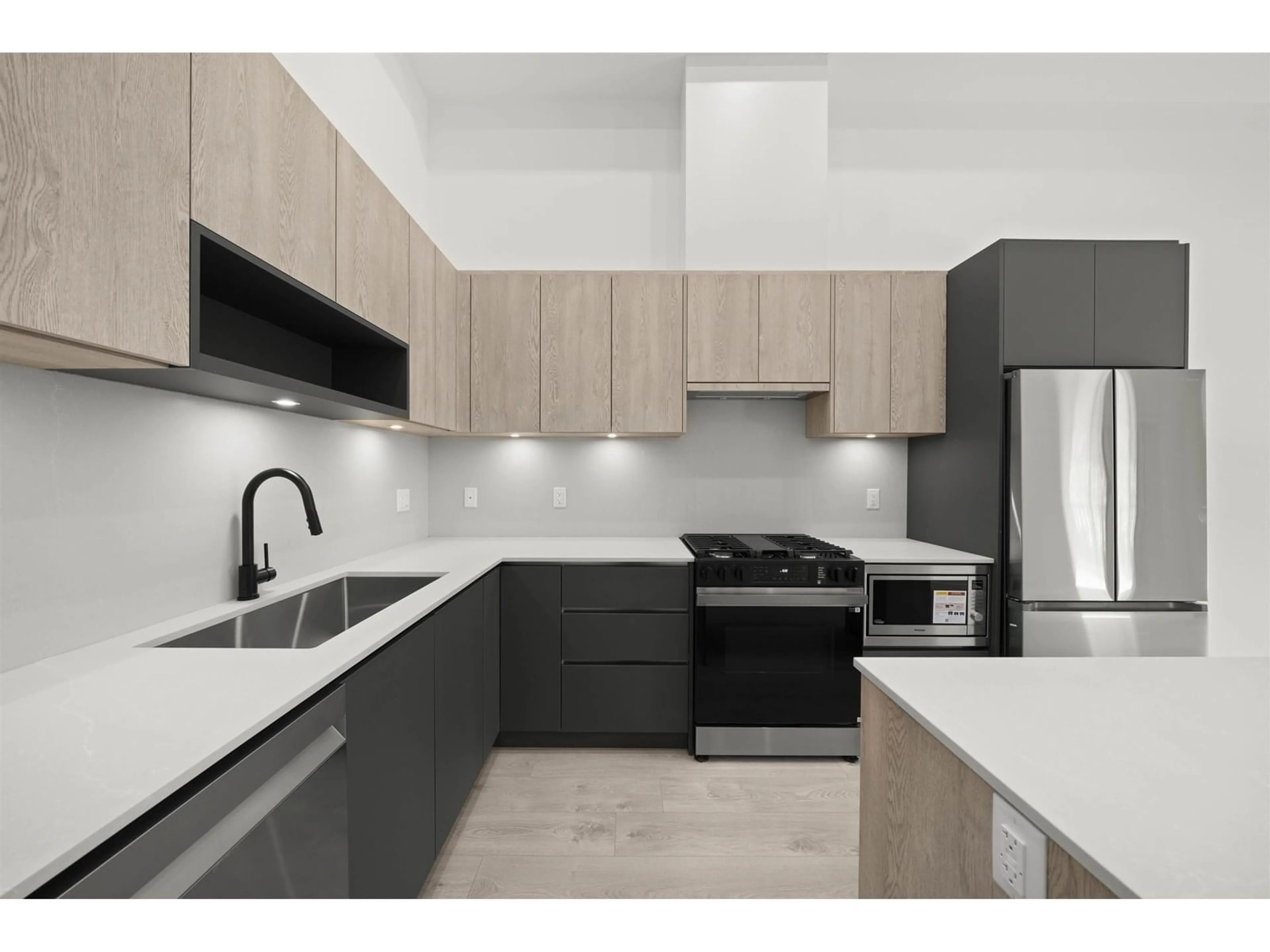 Unknown for 105 - 6585 195A, Surrey British Columbia V4N6Y9