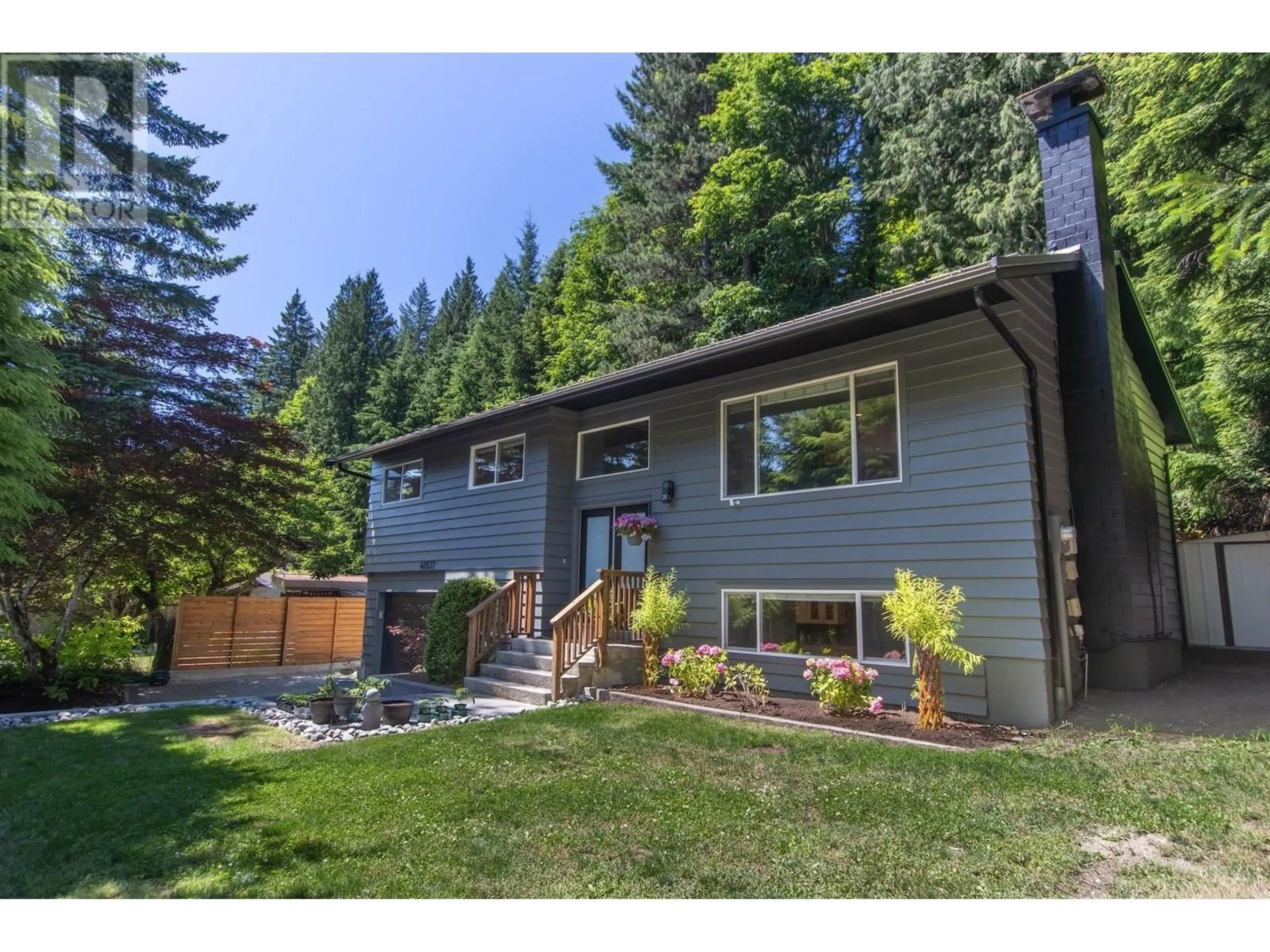 Home with vinyl exterior material, unknown for 40537 HIGHLANDS WAY, Squamish British Columbia V0N1T0