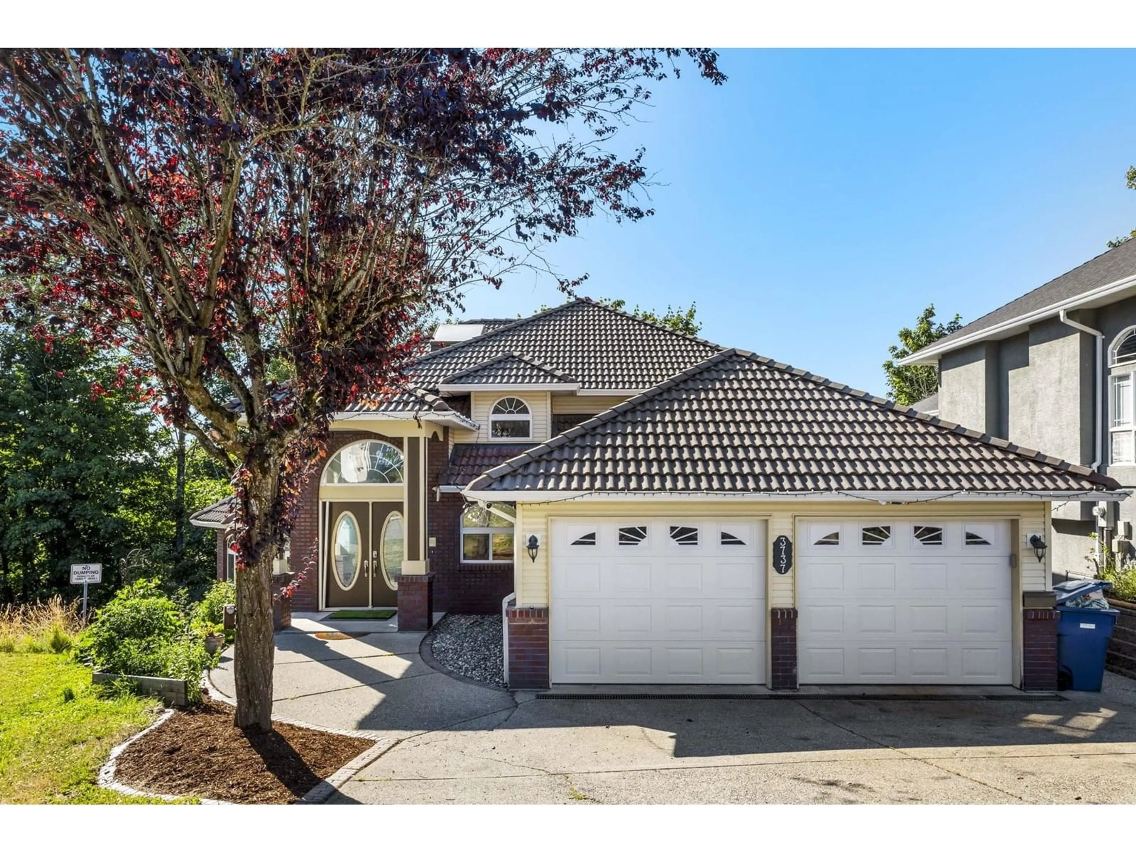 Home with vinyl exterior material, street for 3737 LETHBRIDGE, Abbotsford British Columbia V3G1J5
