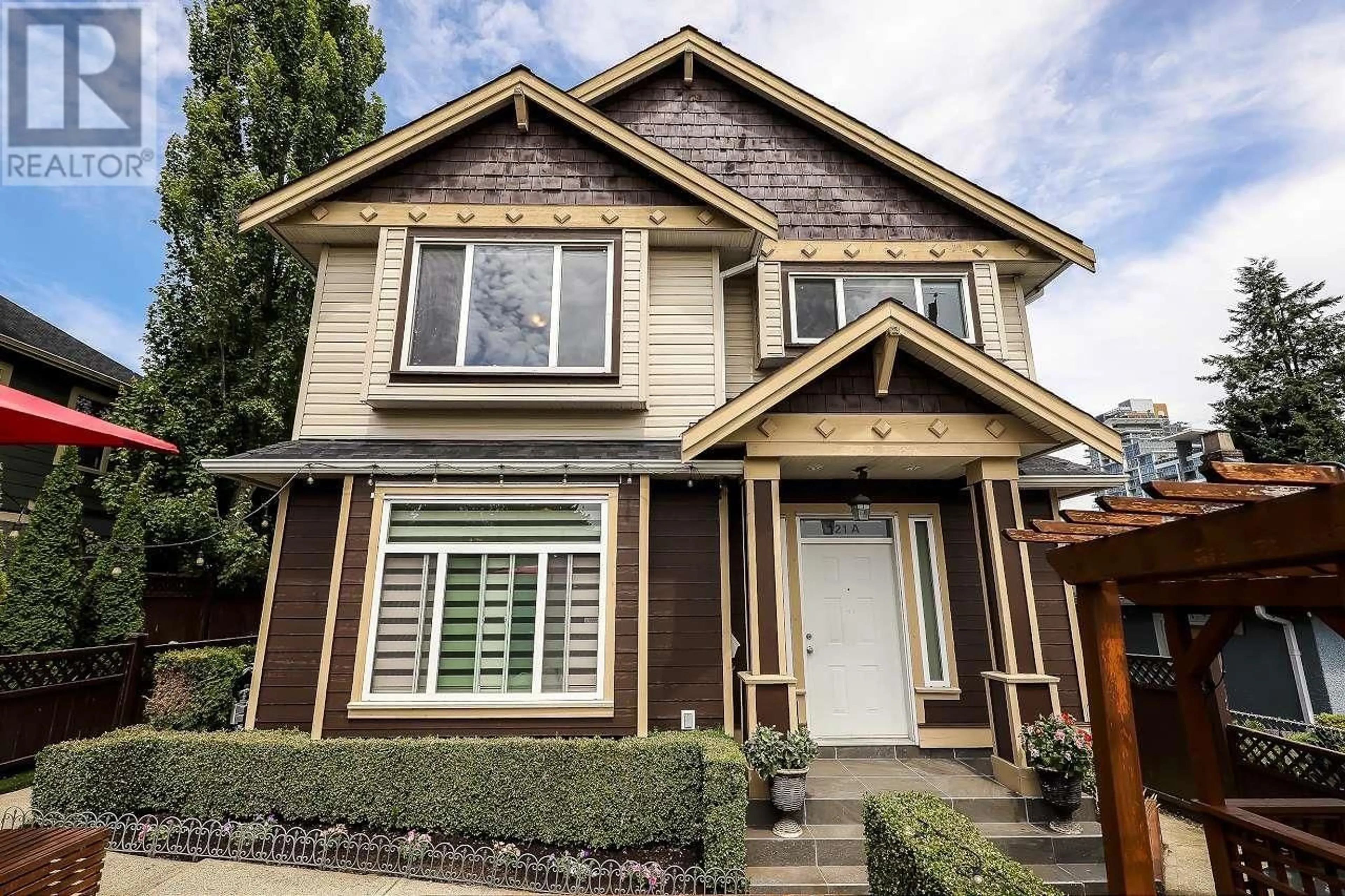 Home with vinyl exterior material, street for 121A DEBECK STREET, New Westminster British Columbia V3L3H7