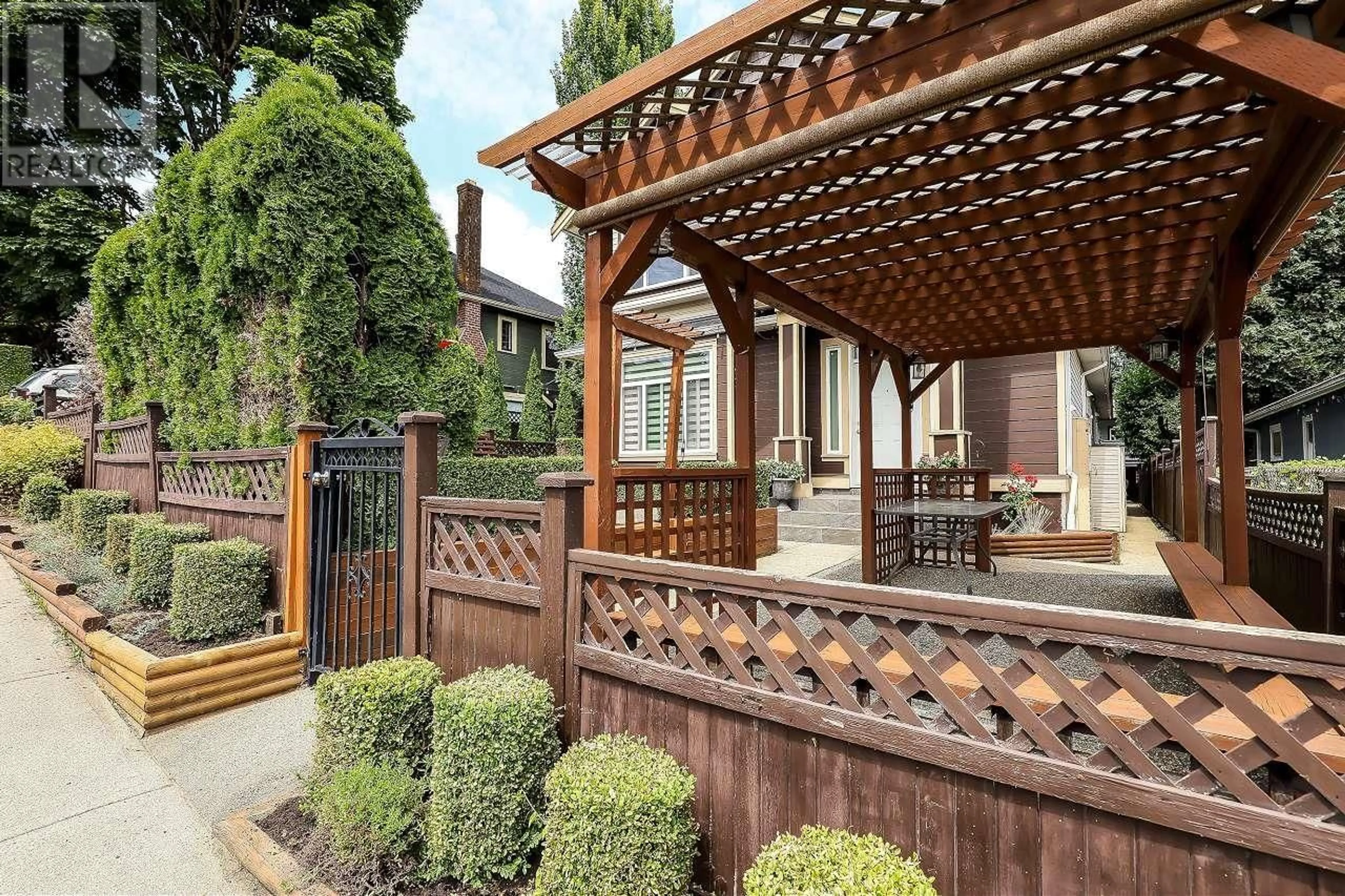 Patio, street for 121A DEBECK STREET, New Westminster British Columbia V3L3H7