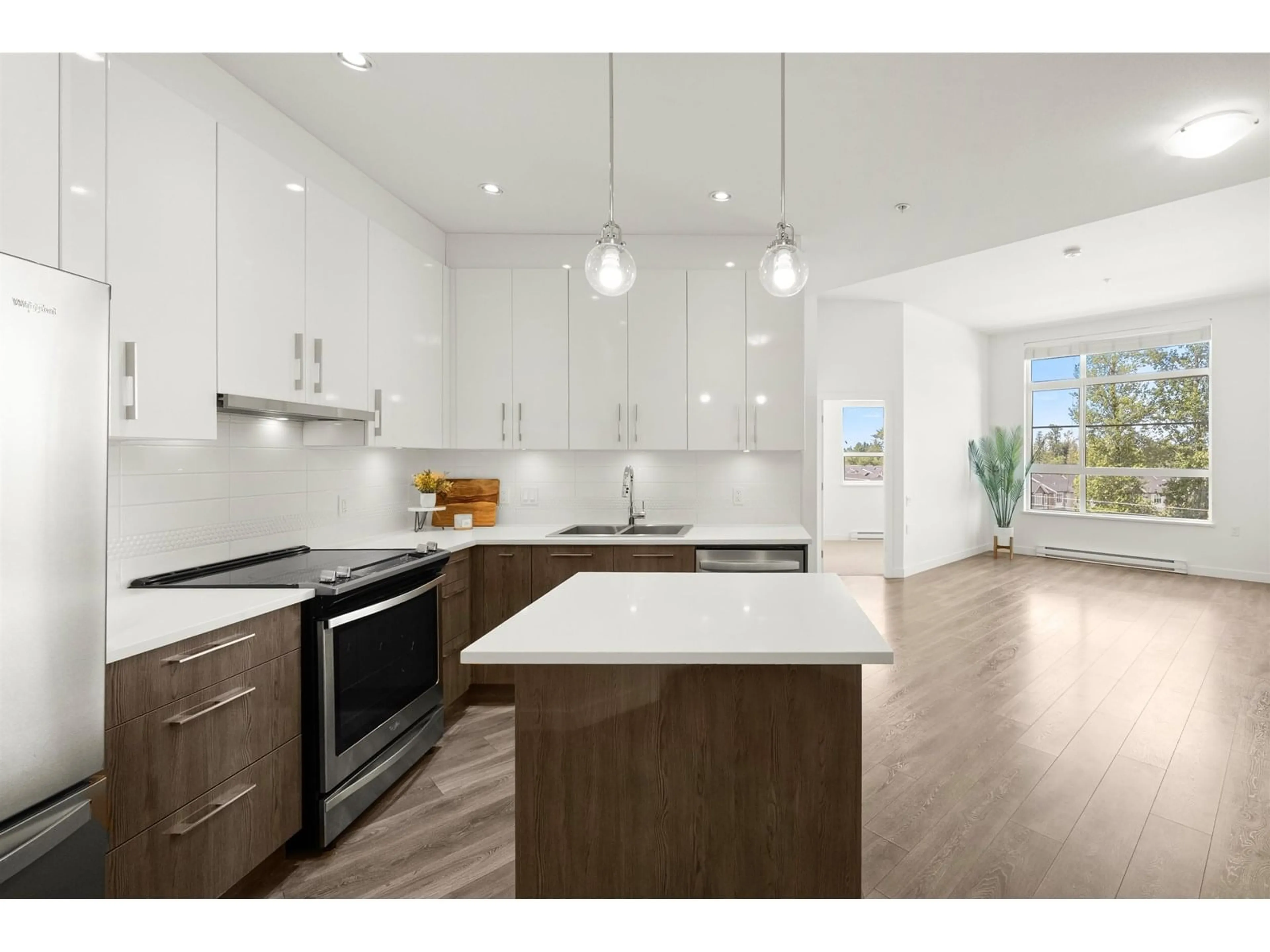 Open concept kitchen, wood/laminate floor for 501 - 20829 77A, Langley British Columbia V2Y0Y5
