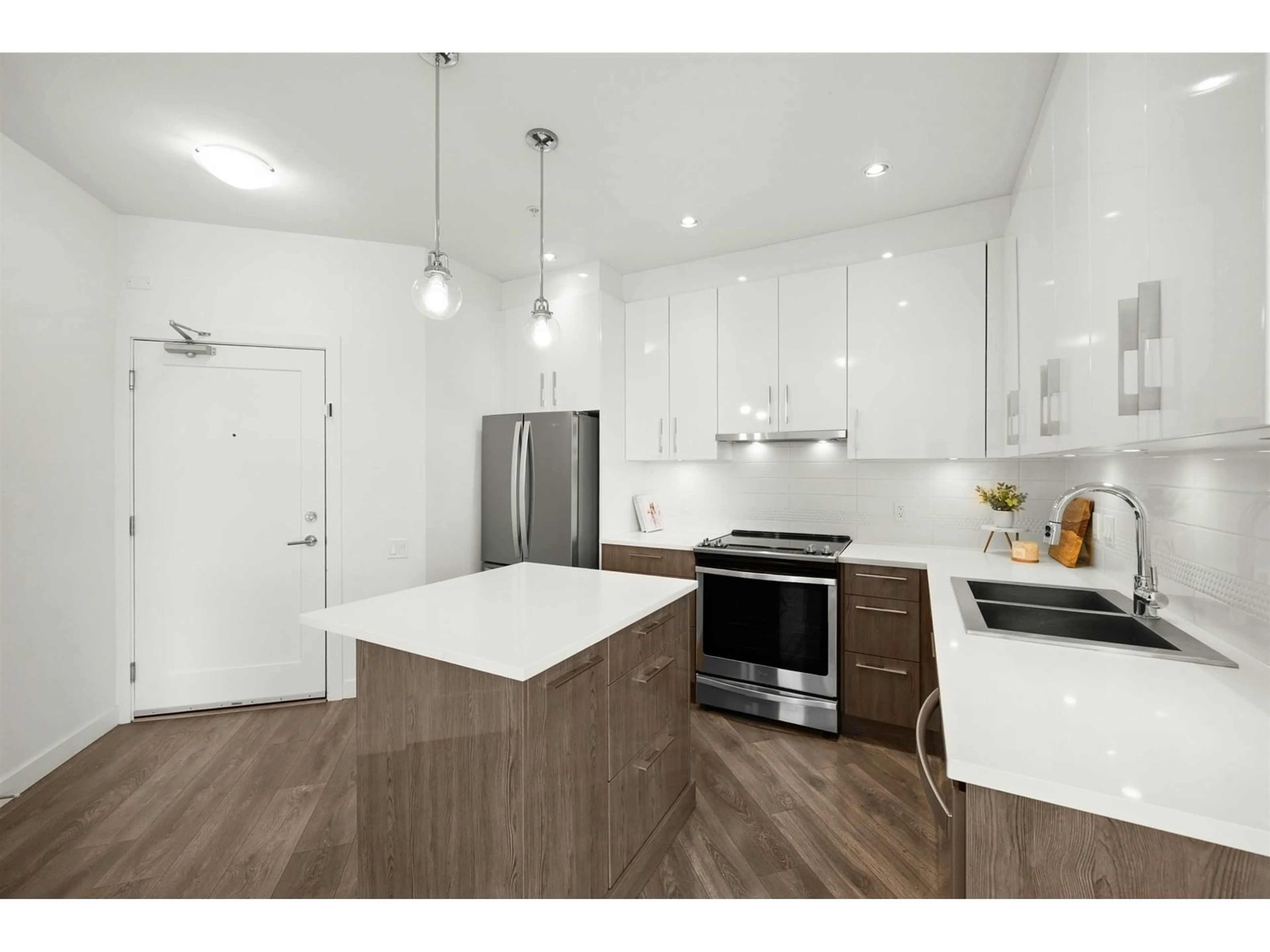 Open concept kitchen, wood/laminate floor for 501 - 20829 77A, Langley British Columbia V2Y0Y5