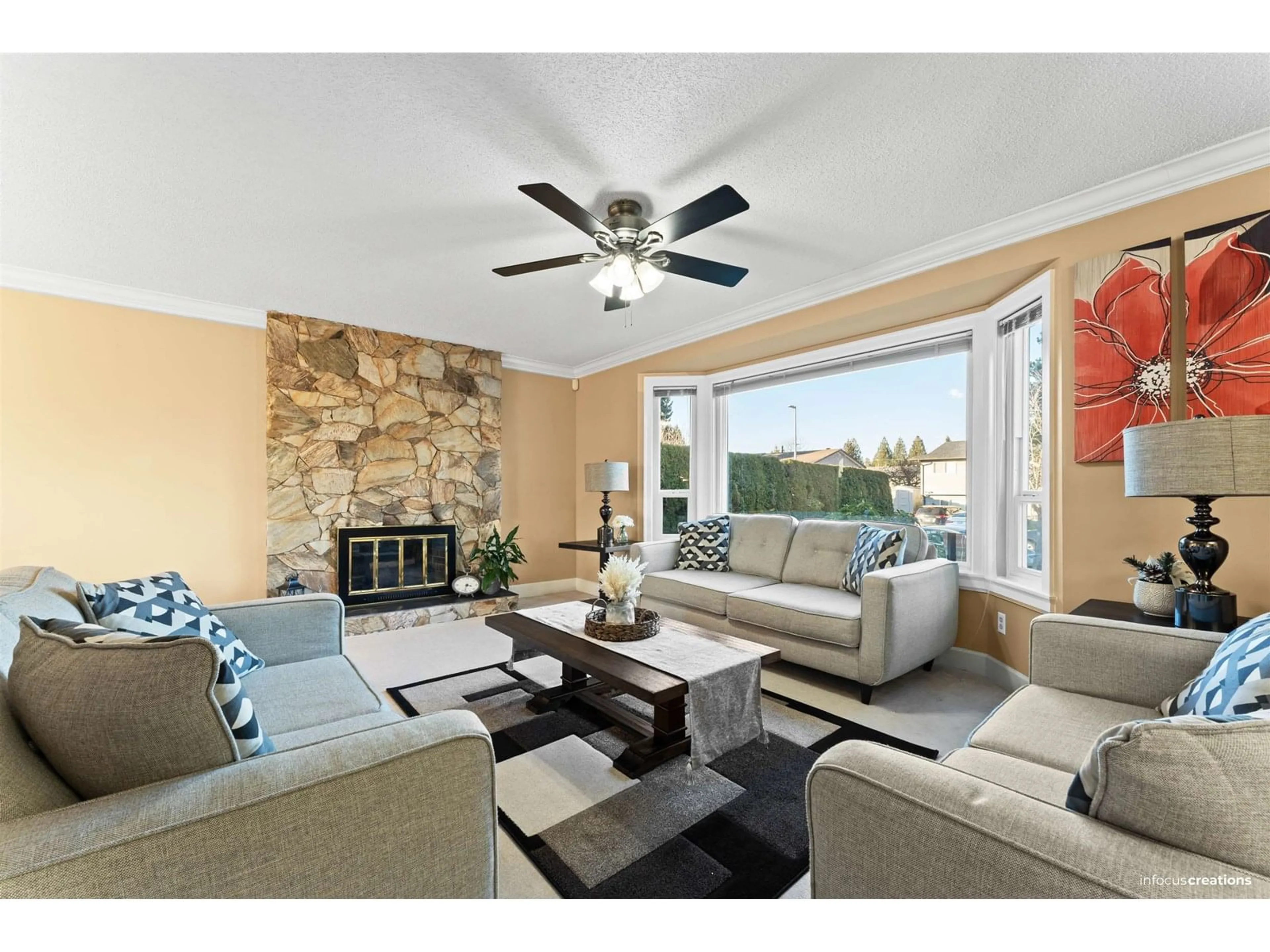 Living room with furniture, ceramic/tile floor for 15796 95A, Surrey British Columbia V4N2L4
