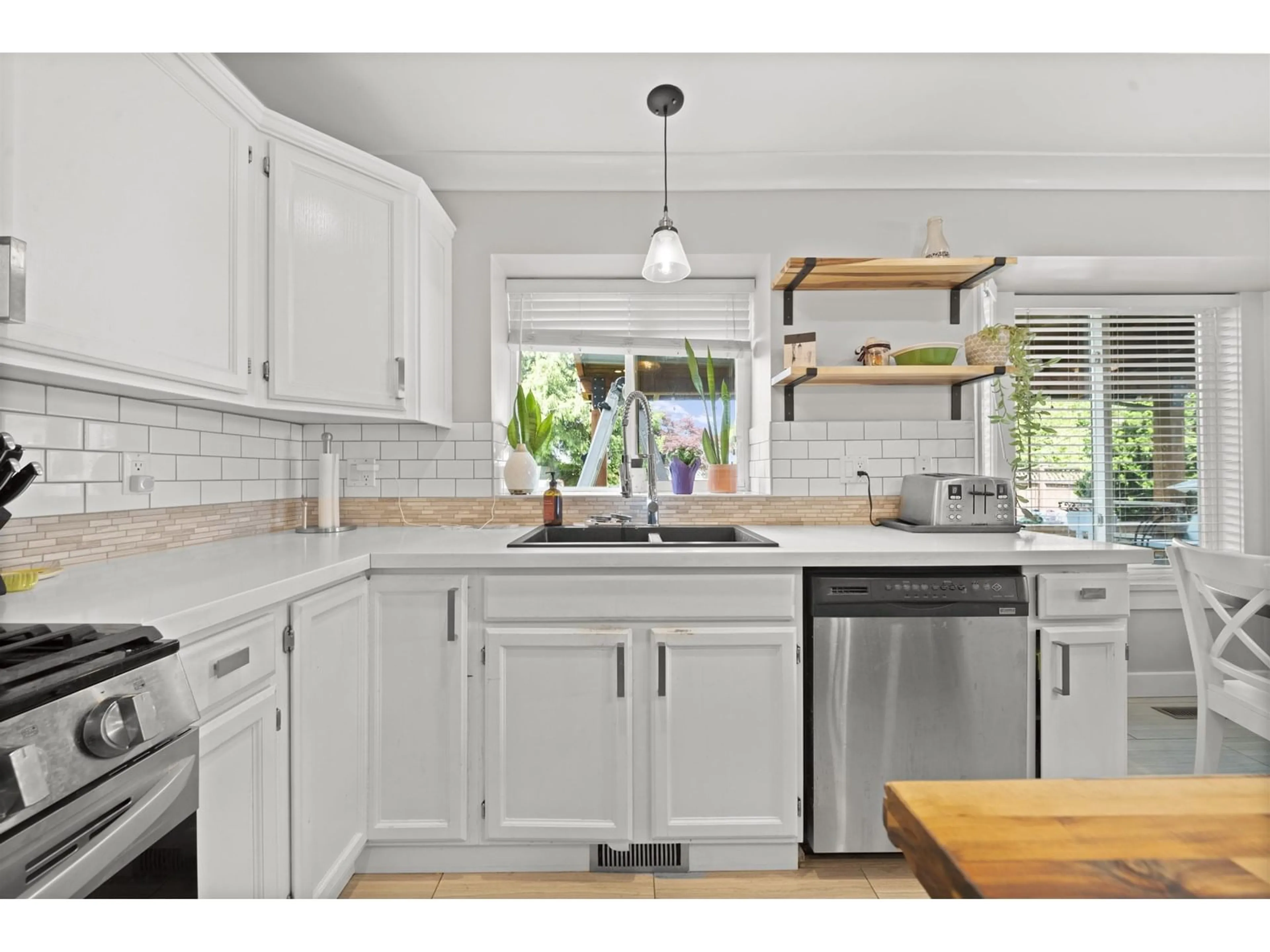 Open concept kitchen, unknown for 6105 187A, Surrey British Columbia V3S7R5