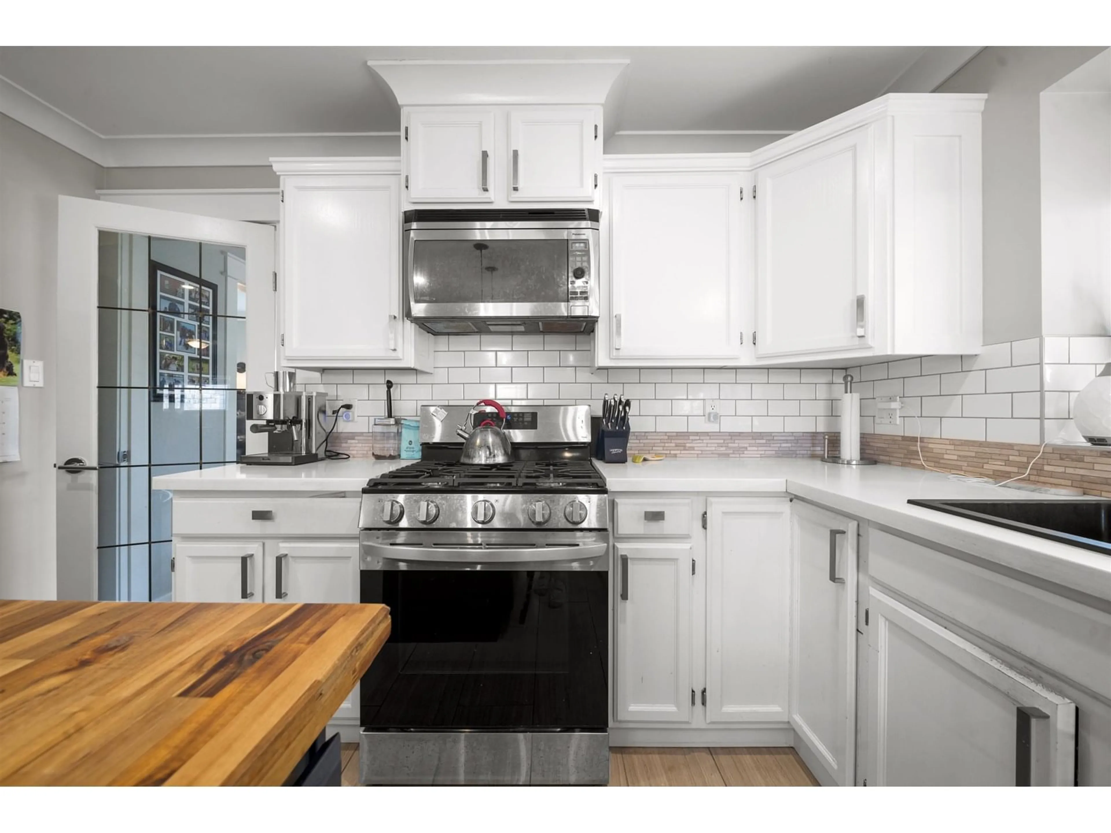 Open concept kitchen, unknown for 6105 187A, Surrey British Columbia V3S7R5
