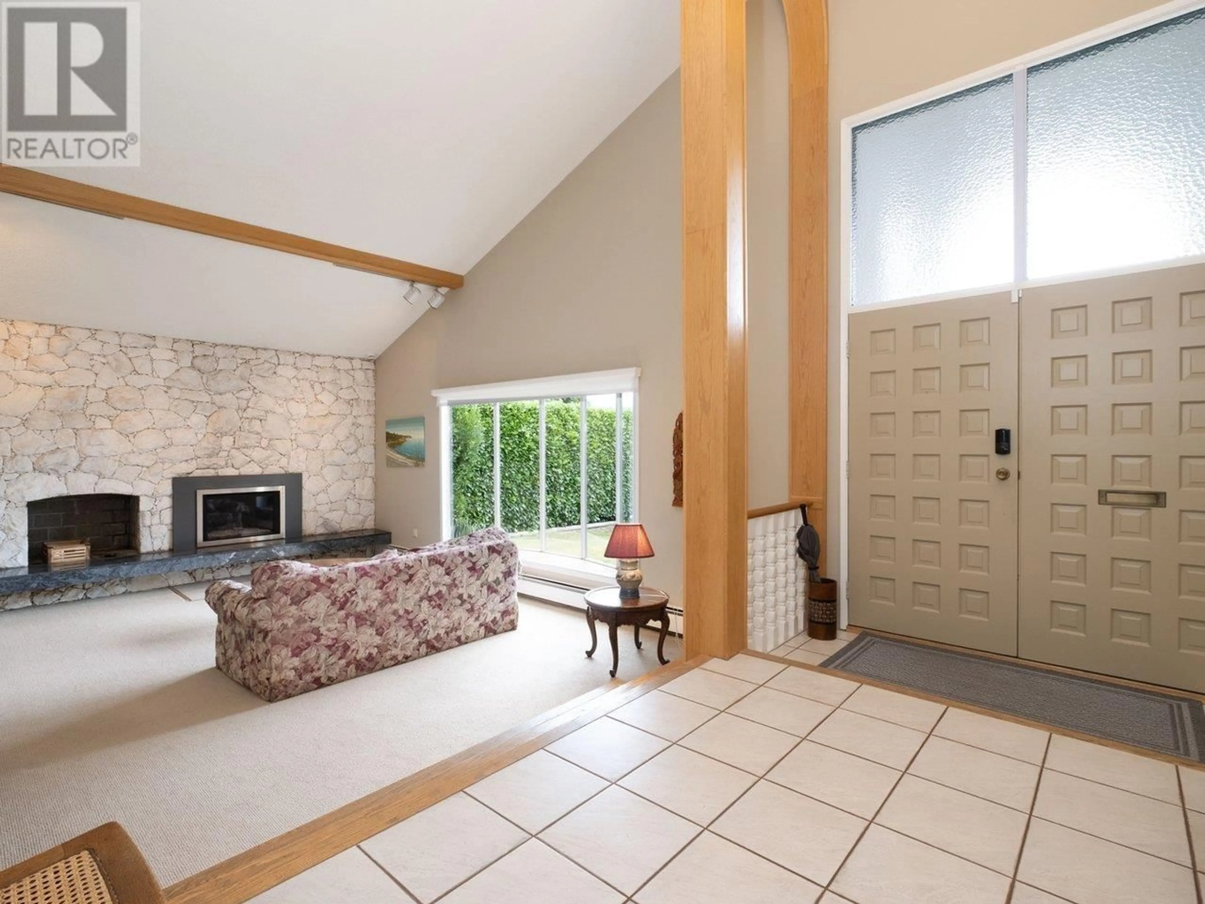 Indoor foyer for 375 FAIRWAY DRIVE, North Vancouver British Columbia V7G1L4