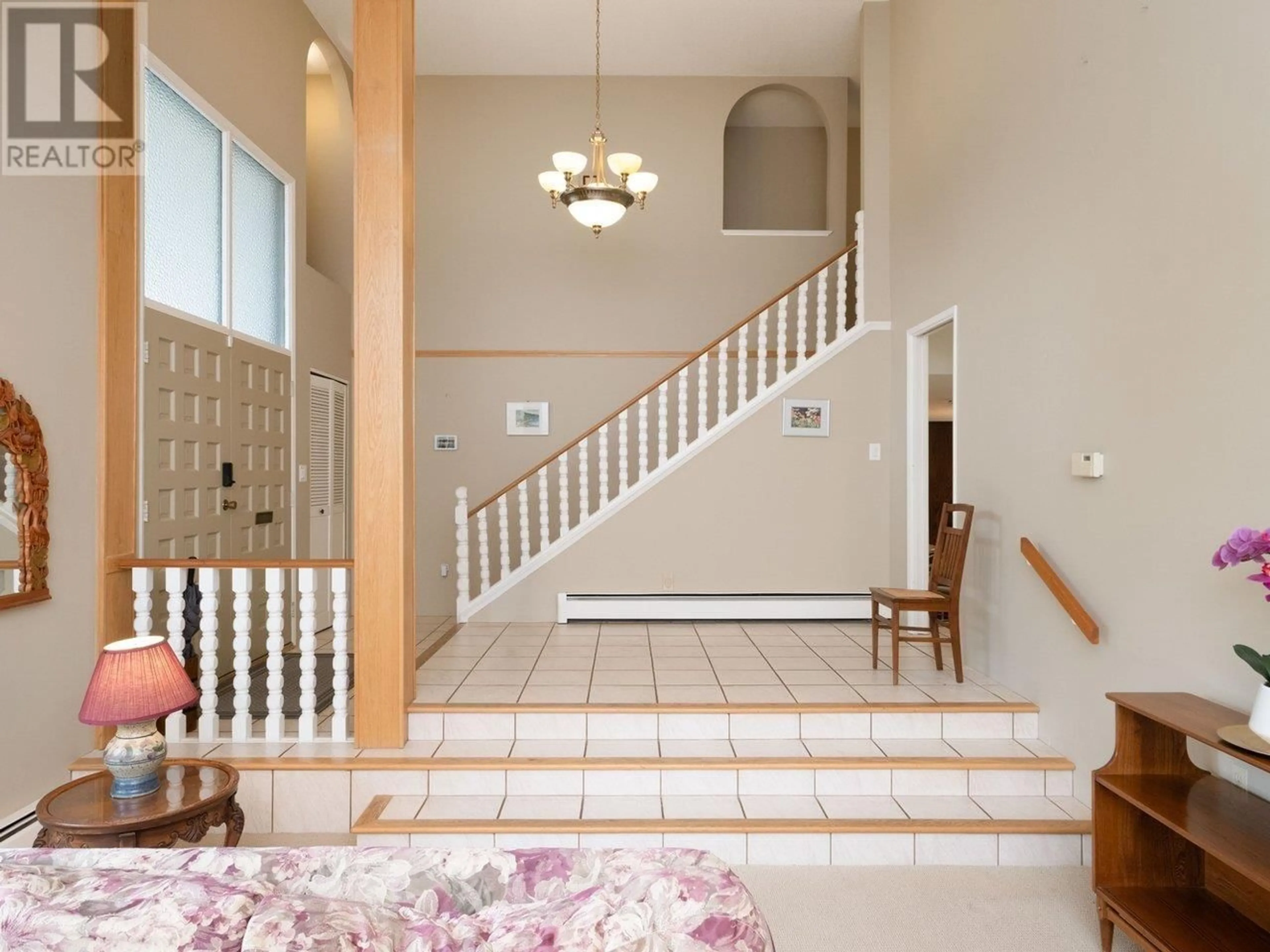 Indoor foyer for 375 FAIRWAY DRIVE, North Vancouver British Columbia V7G1L4