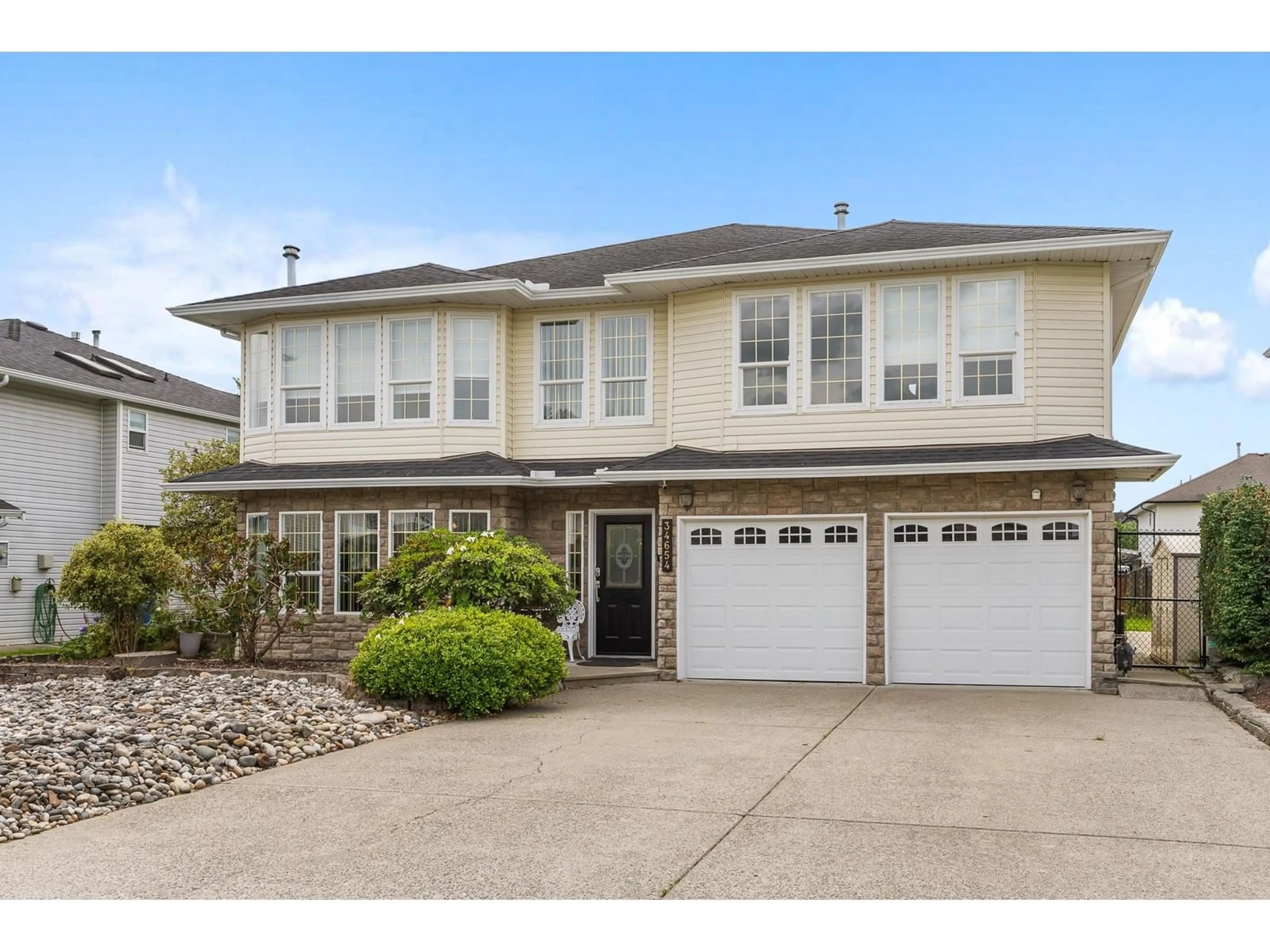 Home with vinyl exterior material, street for 34654 7, Abbotsford British Columbia V2S8C4