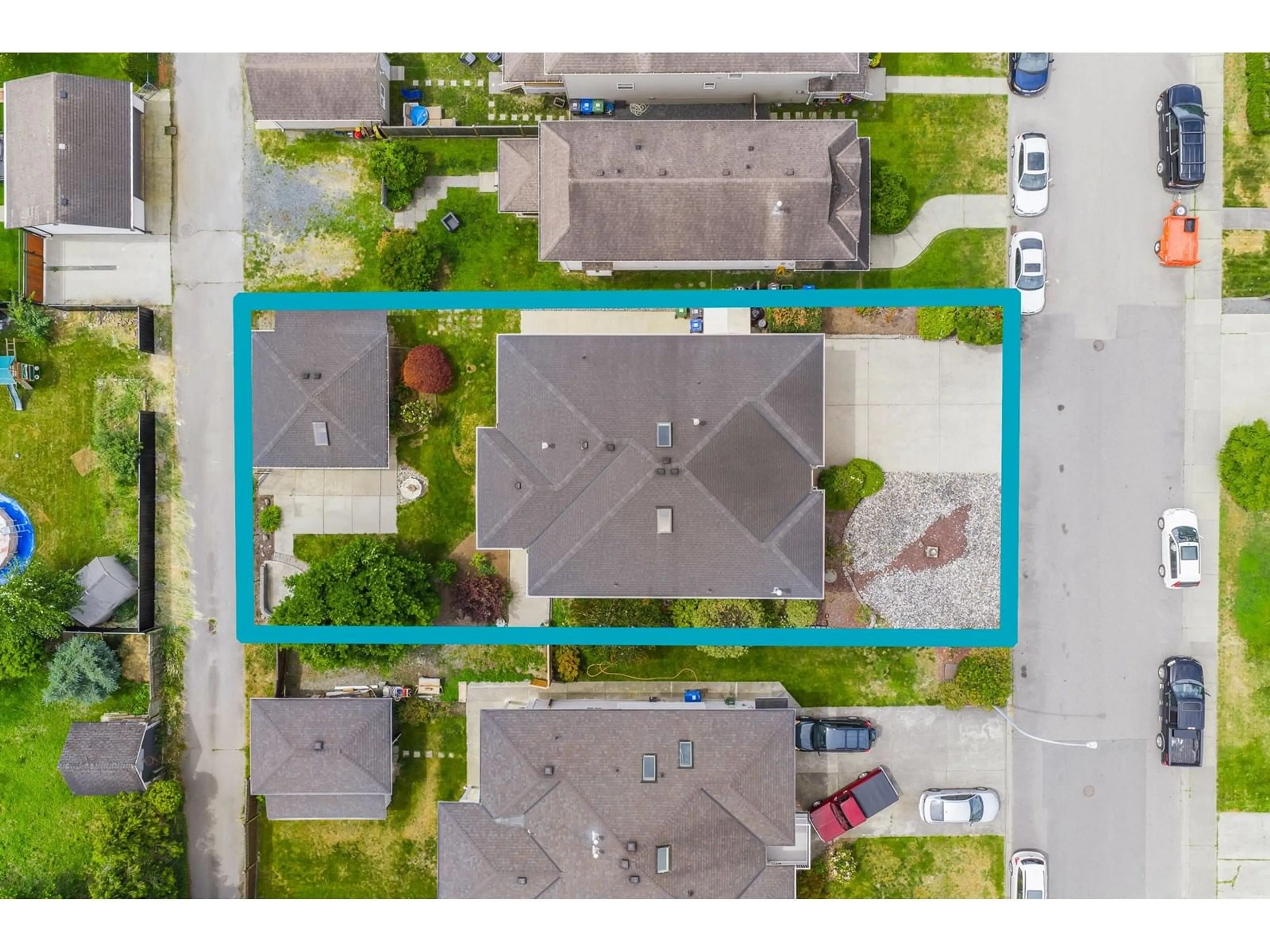 A pic from outside/outdoor area/front of a property/back of a property/a pic from drone, street for 34654 7, Abbotsford British Columbia V2S8C4