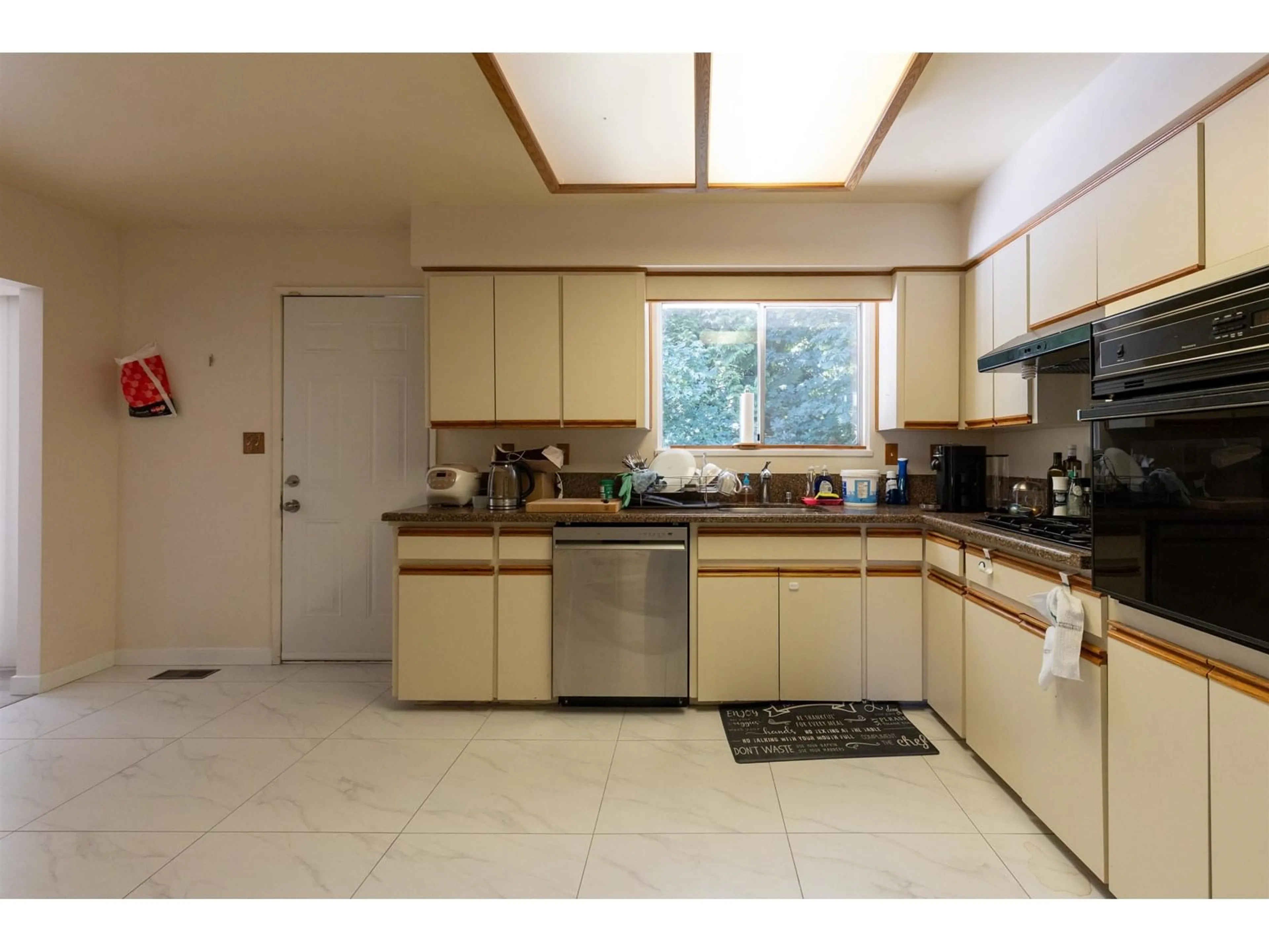 Standard kitchen, ceramic/tile floor for 11250 KENDALE, Delta British Columbia V4C3P9