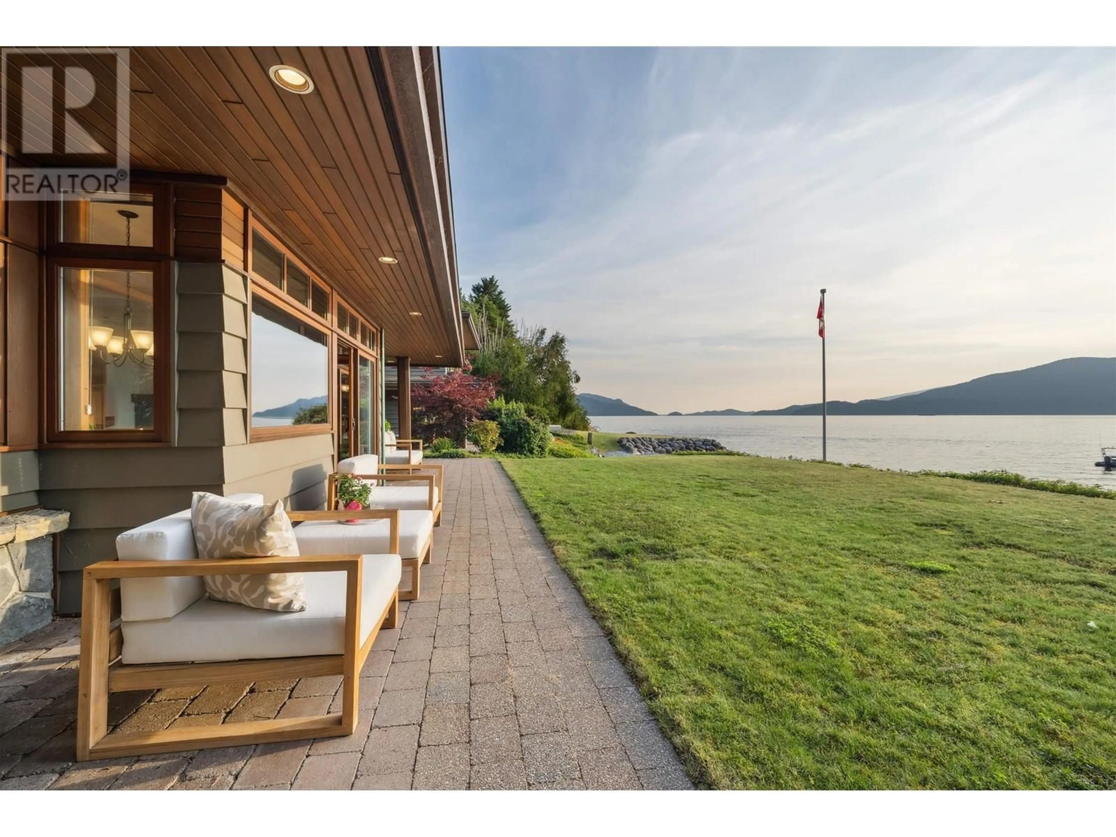 Patio, water/lake/river/ocean view for 290 LIONS BAY AVENUE, Lions Bay British Columbia V0N2E0