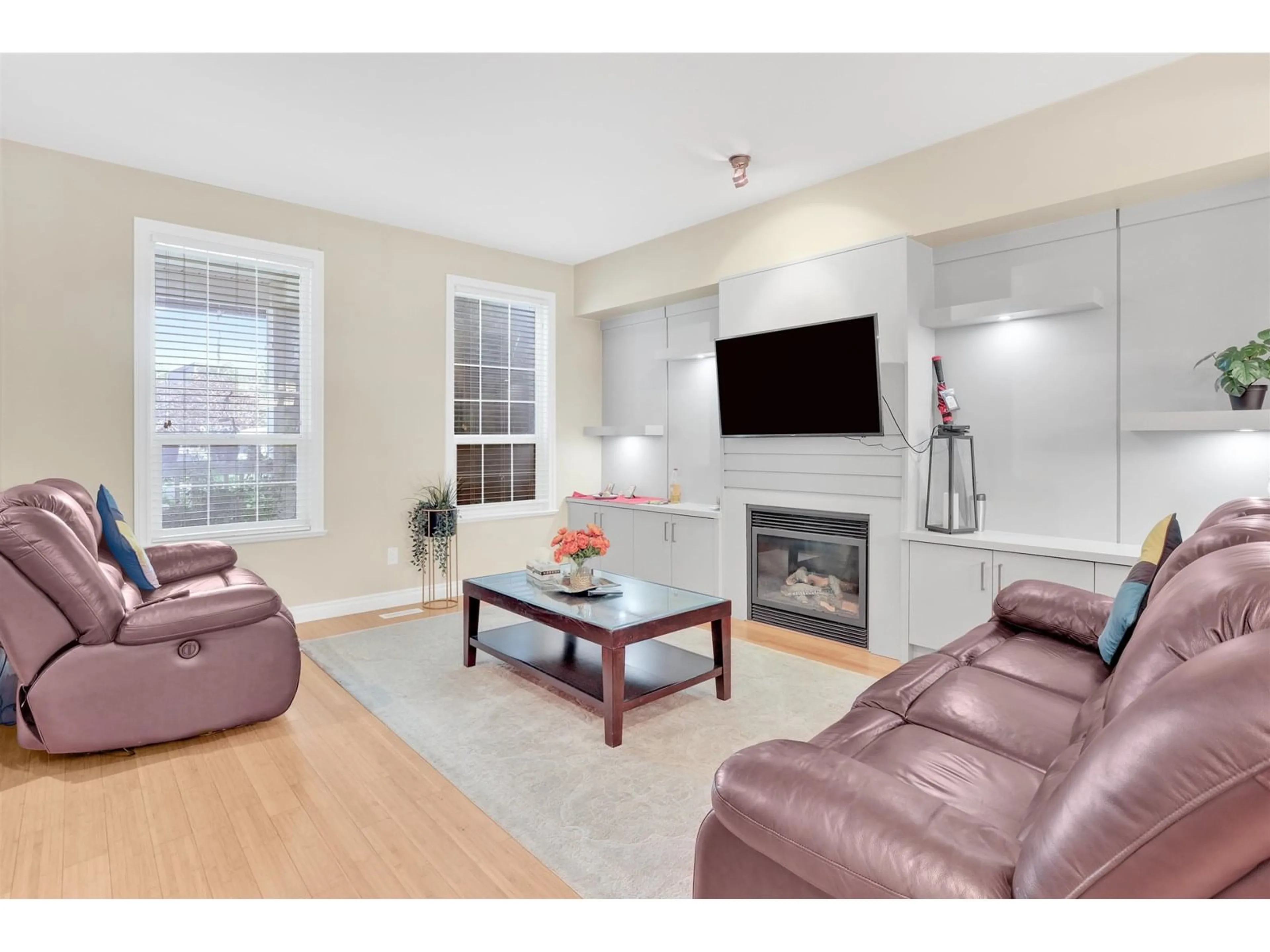 Living room with furniture, wood/laminate floor for 18043 70, Surrey British Columbia V3S6X3