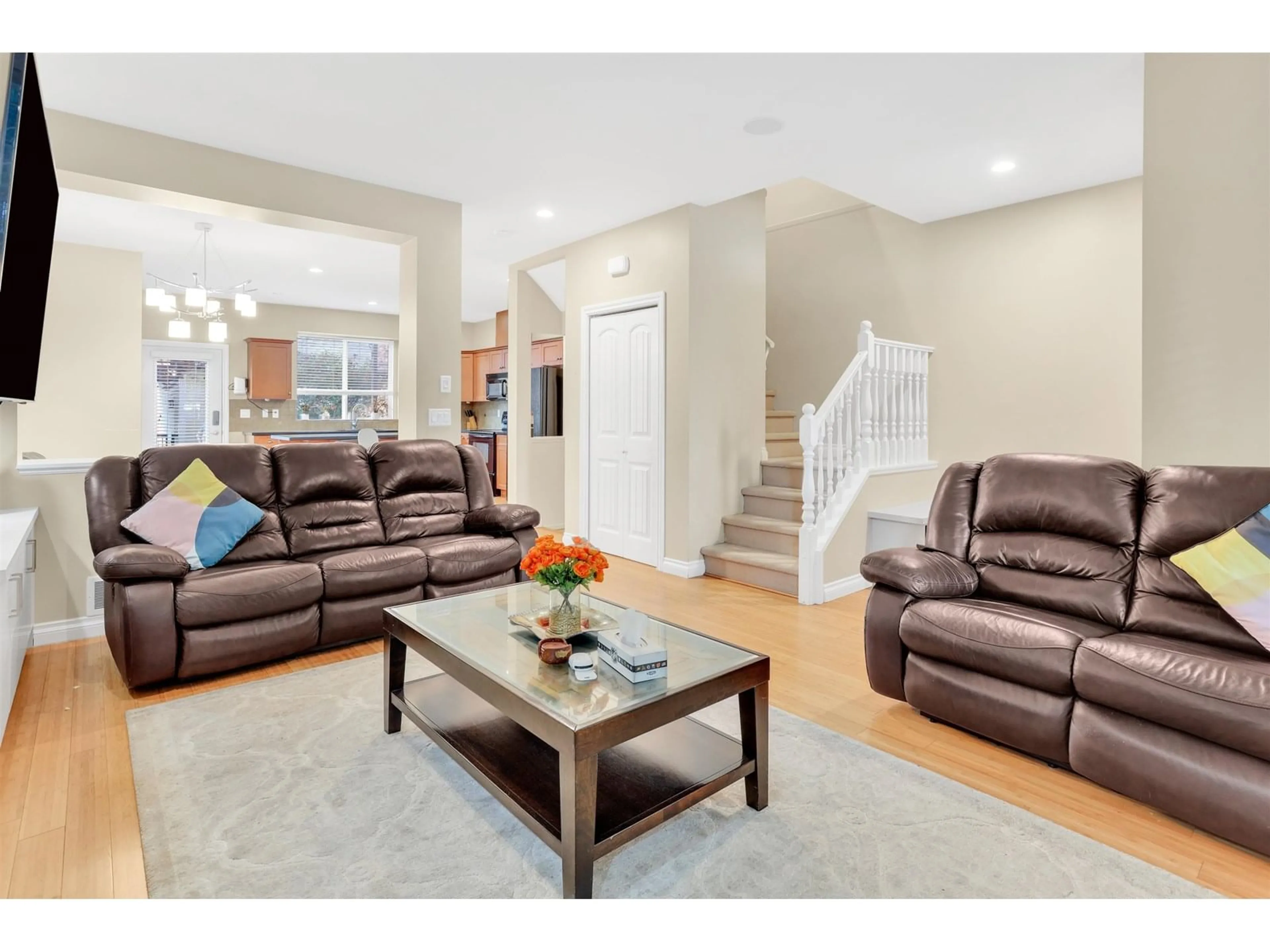 Living room with furniture, unknown for 18043 70, Surrey British Columbia V3S6X3