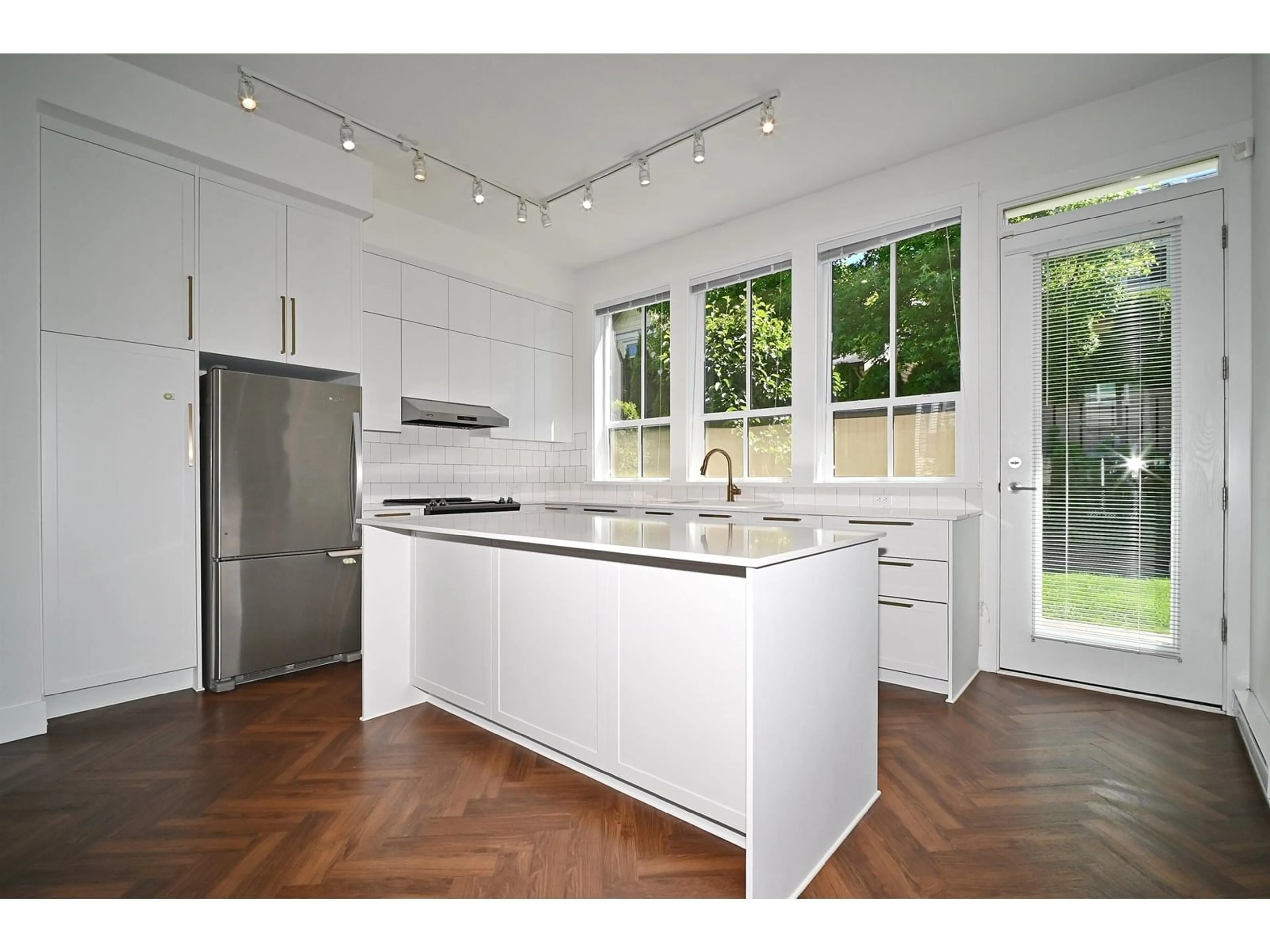 Open concept kitchen, wood/laminate floor for 73 - 15898 27, Surrey British Columbia V3Z0T2