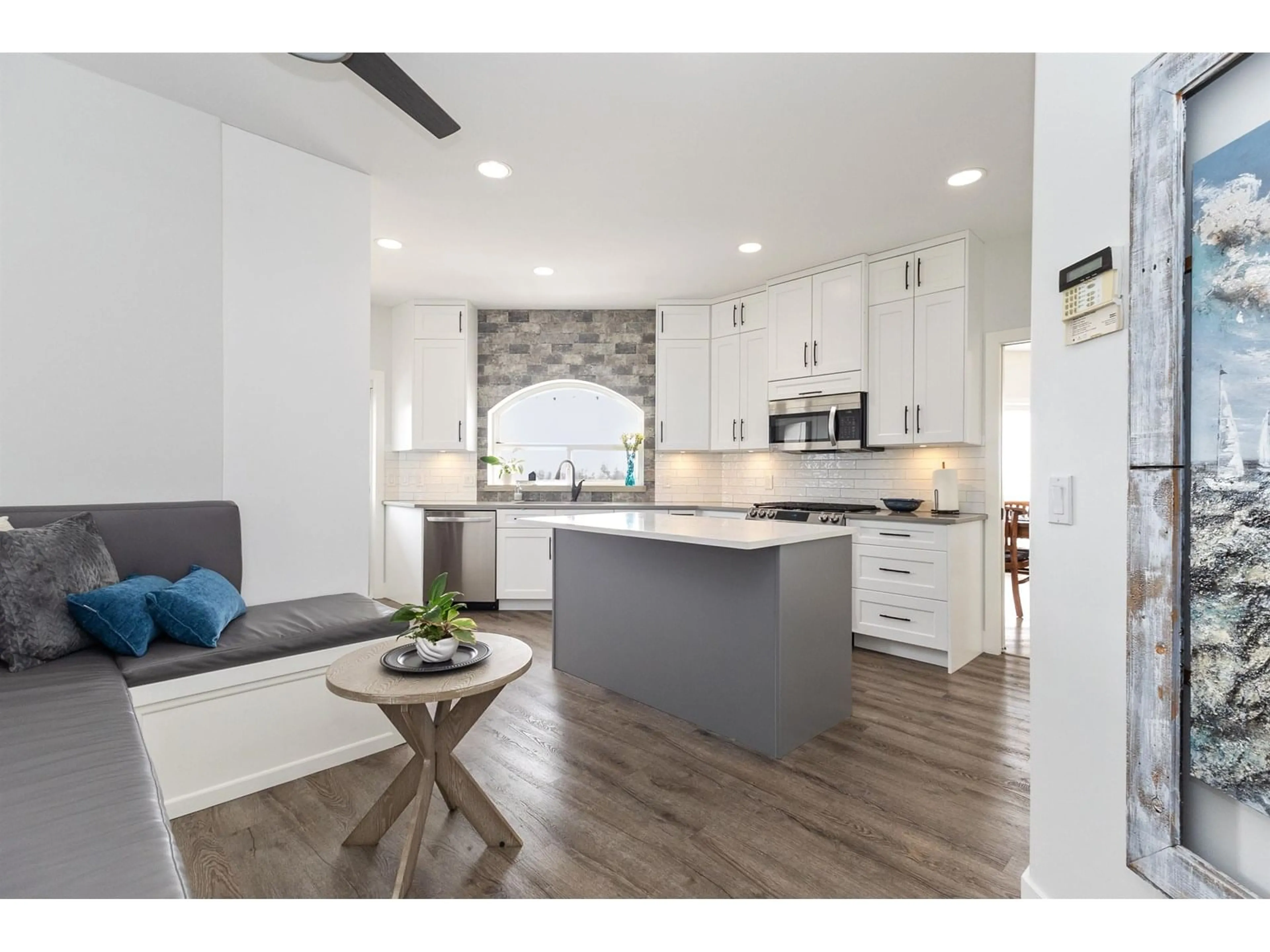 Open concept kitchen, unknown for 2764 ST MORITZ WAY, Abbotsford British Columbia V3G1C3