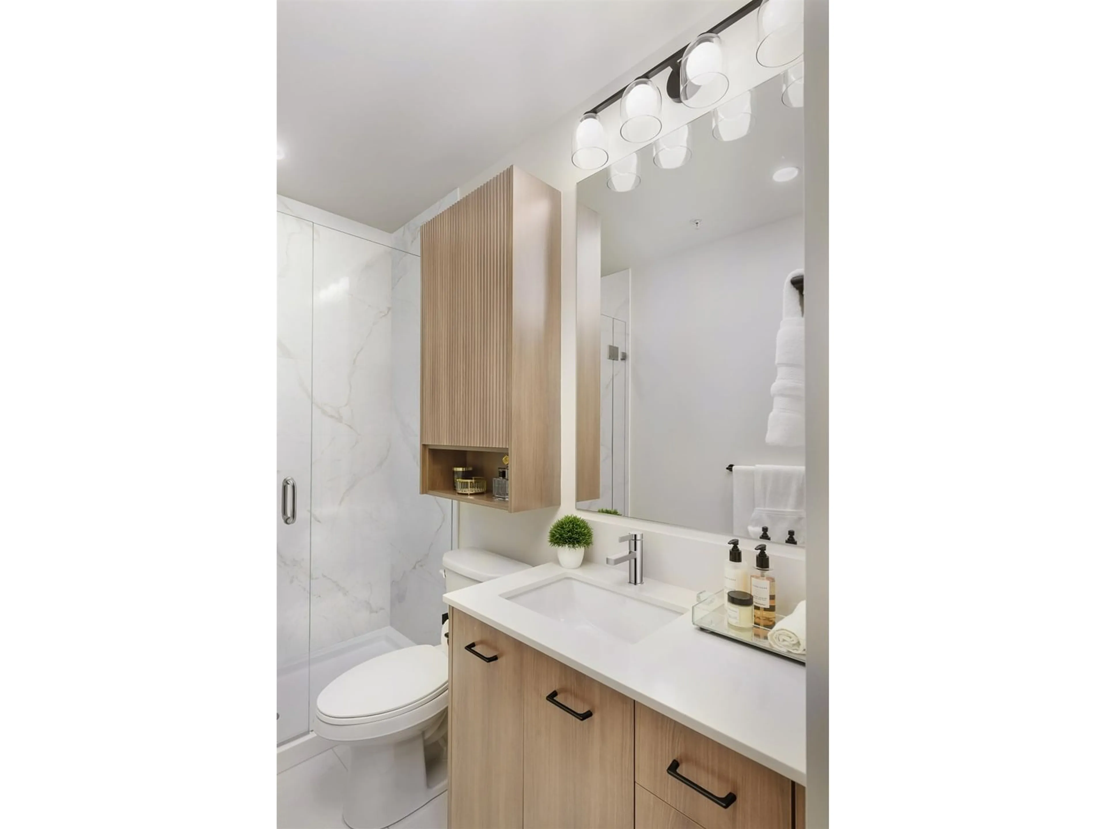 Standard bathroom, unknown for 213 - 34375 GLADYS, Abbotsford British Columbia V2S2E8