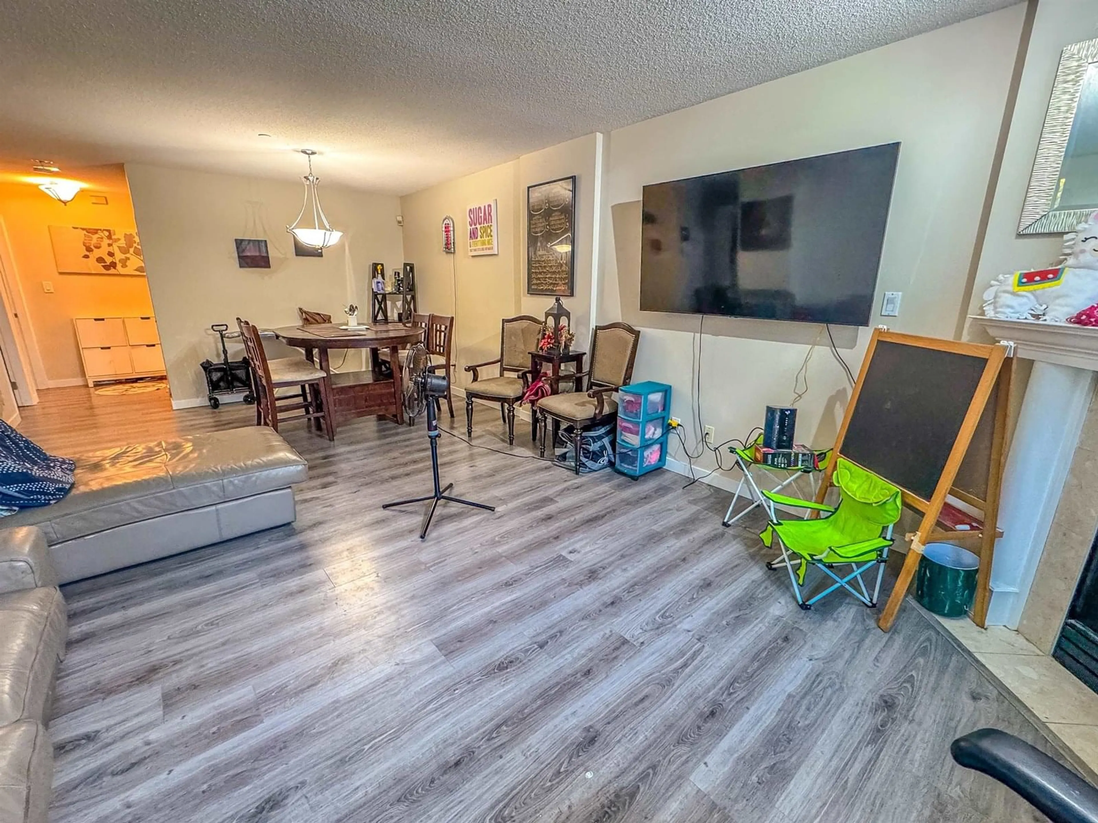 Living room with furniture, unknown for L02 - 13880 101, Surrey British Columbia V3T5T1