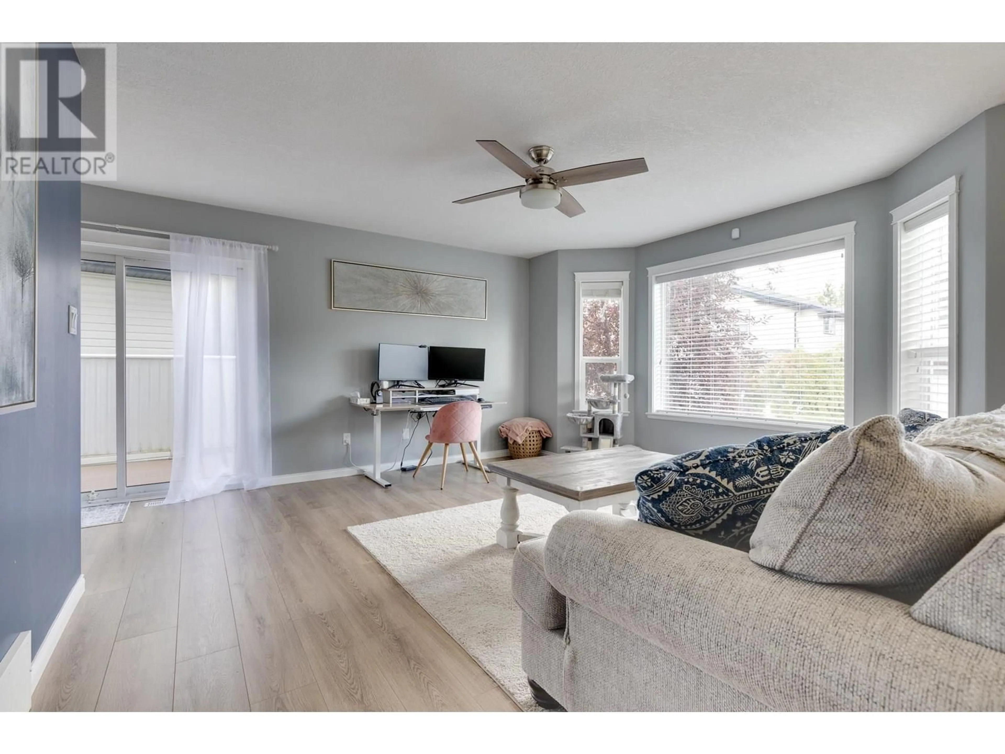 Living room with furniture, wood/laminate floor for 115 - 1299 OSPIKA BOULEVARD, Prince George British Columbia V2M7G2