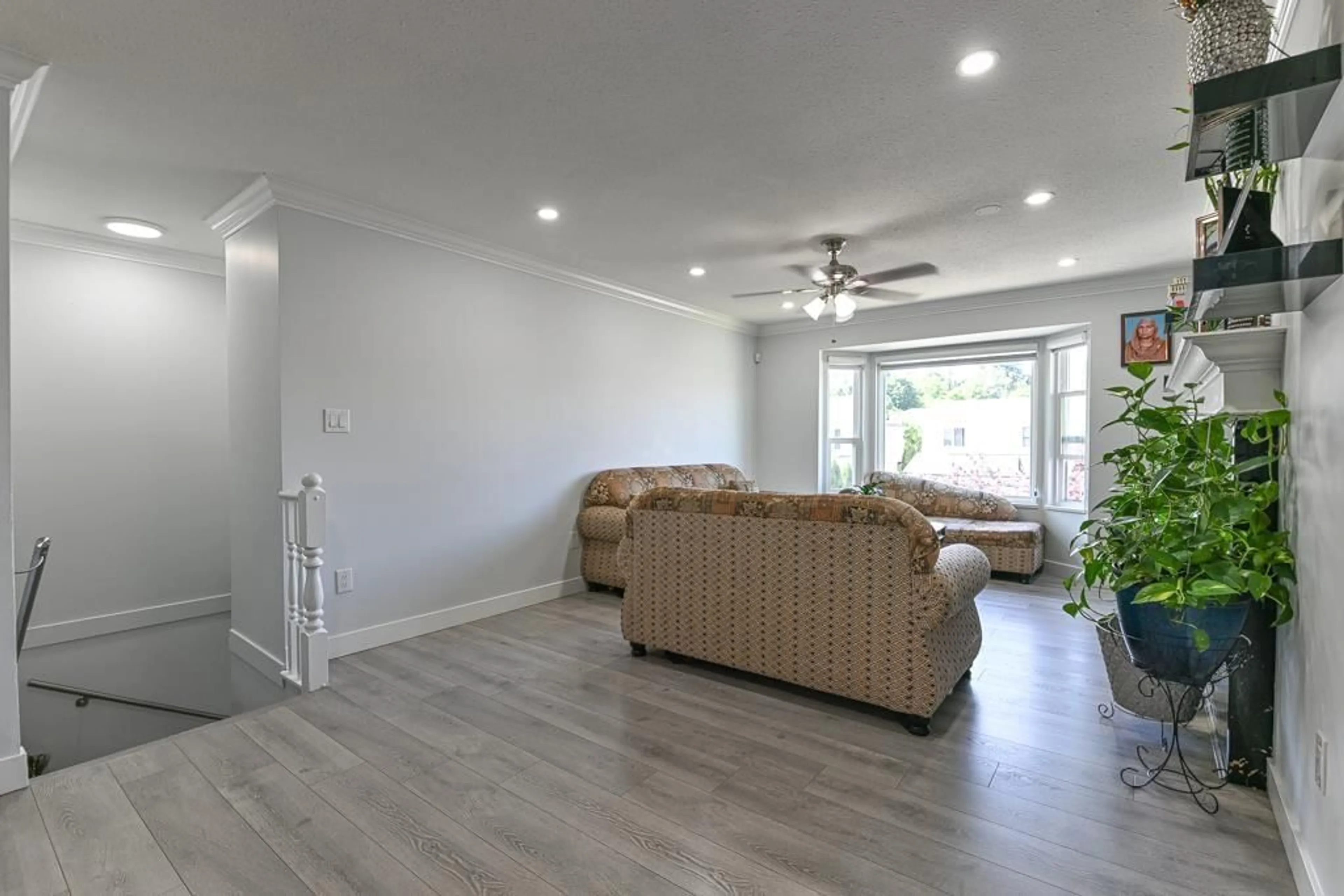 Living room with furniture, wood/laminate floor for 31858 MAYNE, Abbotsford British Columbia V2T4W8