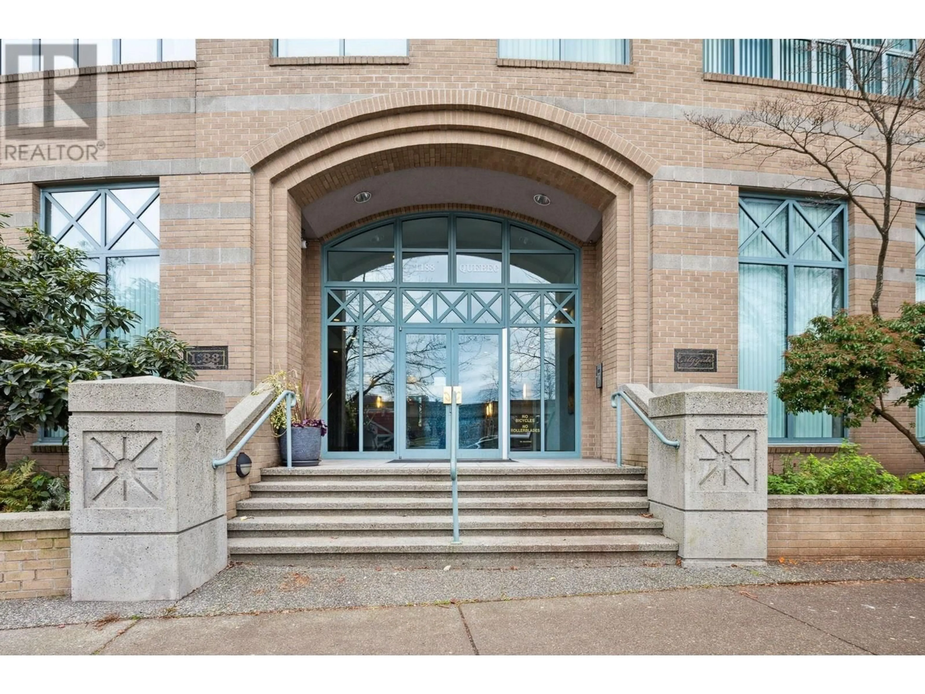 Indoor foyer for 607 - 1188 QUEBEC STREET, Vancouver British Columbia V6A4B3