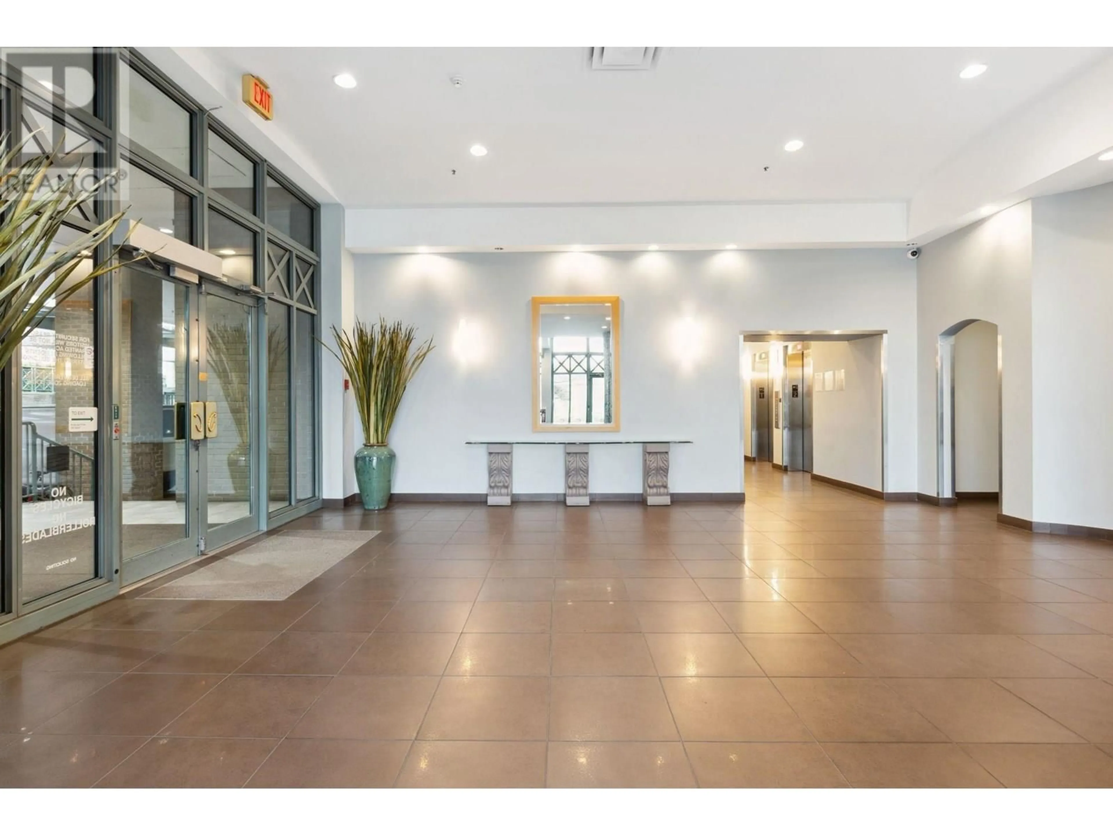 Indoor foyer for 607 - 1188 QUEBEC STREET, Vancouver British Columbia V6A4B3