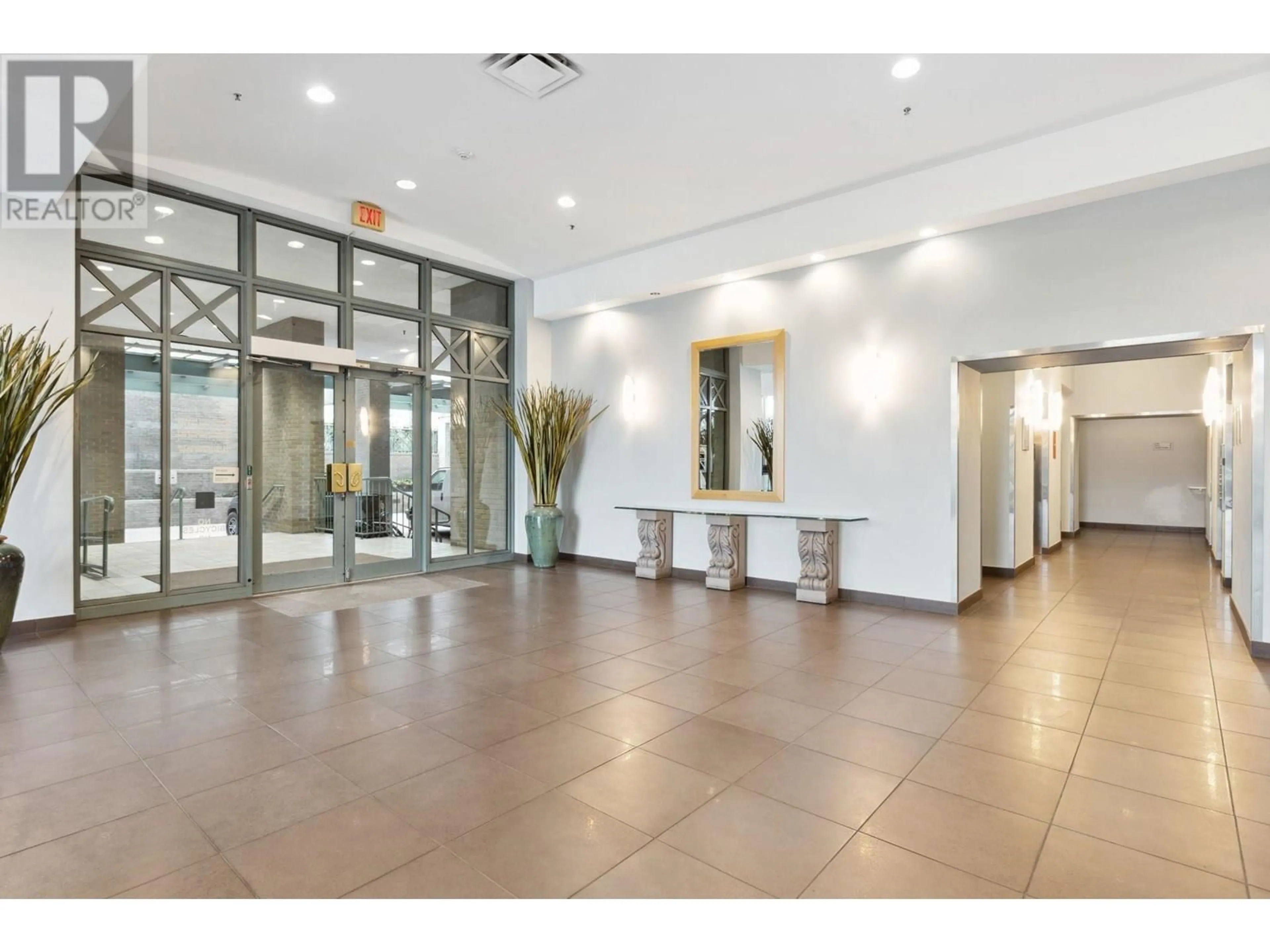 Indoor foyer for 607 - 1188 QUEBEC STREET, Vancouver British Columbia V6A4B3