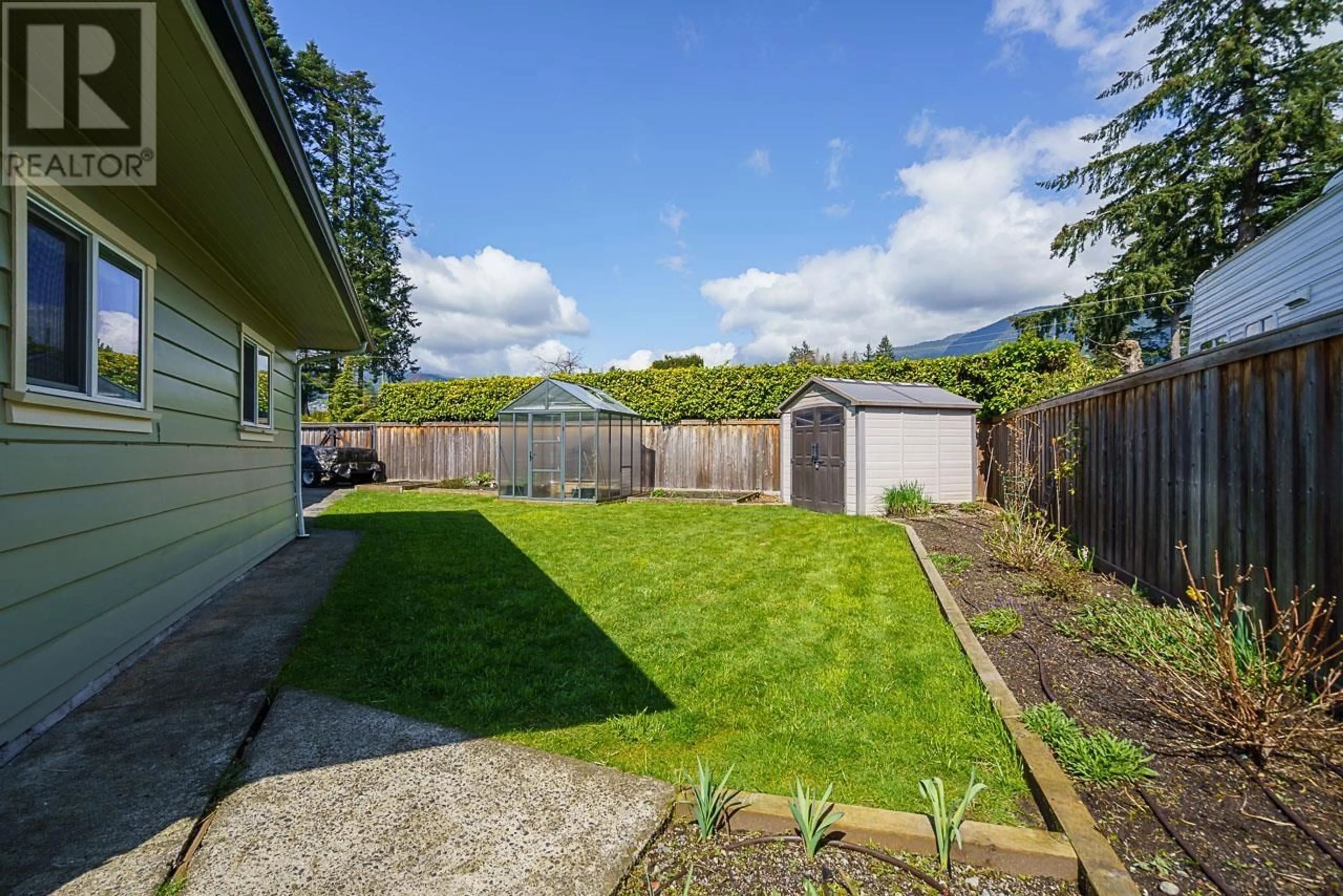 A pic from outside/outdoor area/front of a property/back of a property/a pic from drone, unknown for 2940 COLWOOD DRIVE, North Vancouver British Columbia V7R3M9