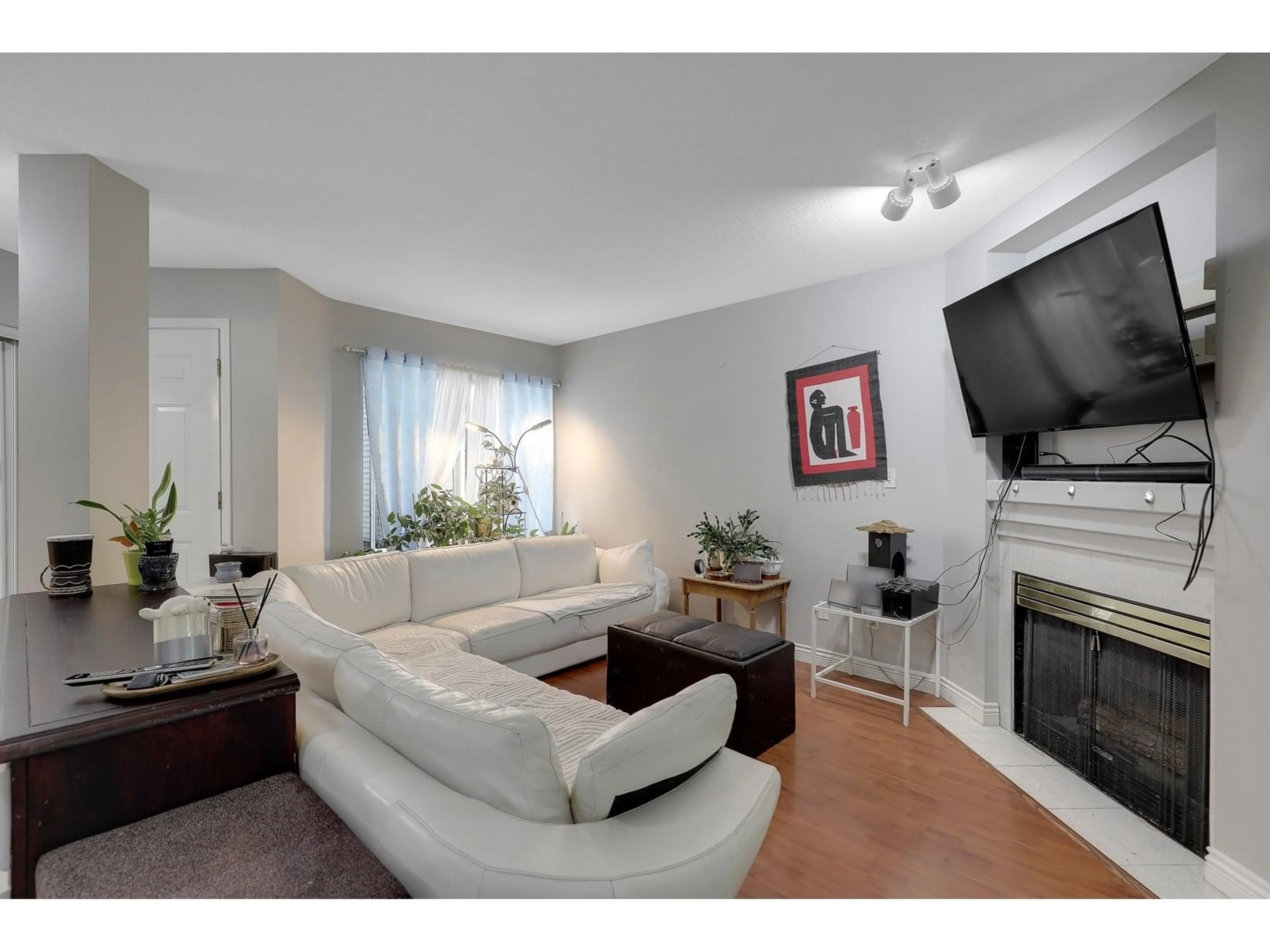 Living room with furniture, unknown for 411 - 13900 HYLAND ROAD, Surrey British Columbia V3W2C3