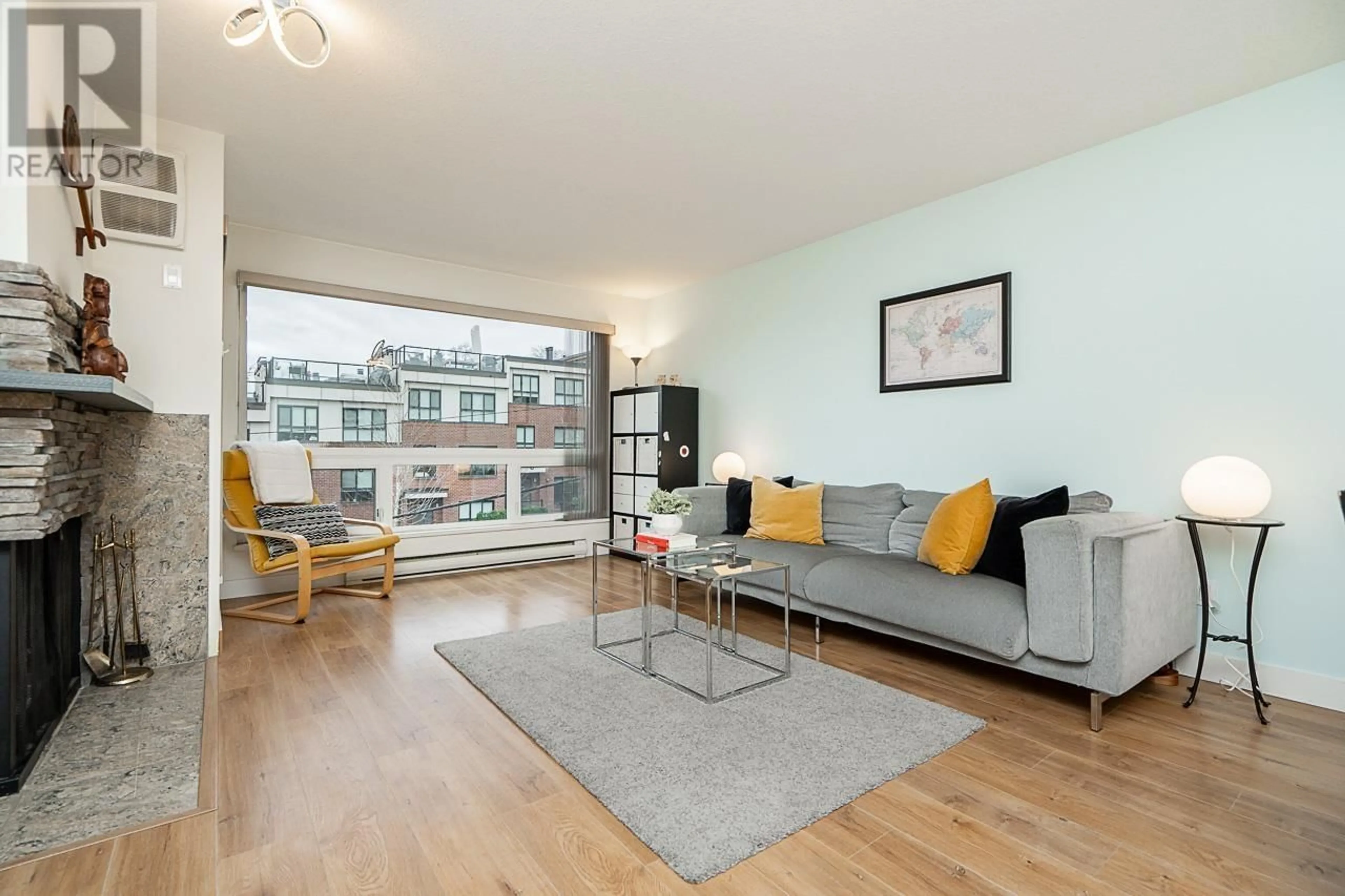 Living room with furniture, wood/laminate floor for 2209 ALDER STREET, Vancouver British Columbia V6H2R8
