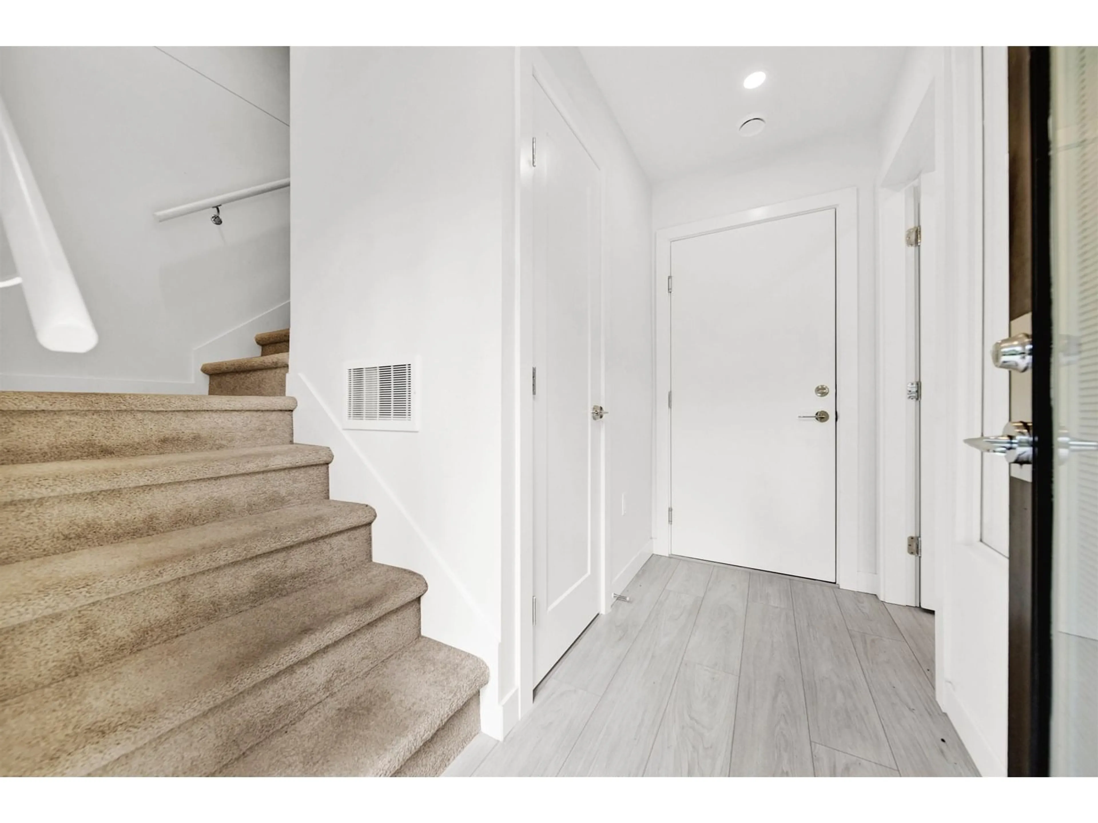 Indoor entryway for 2 - 7288 188, Surrey British Columbia V4N3G6