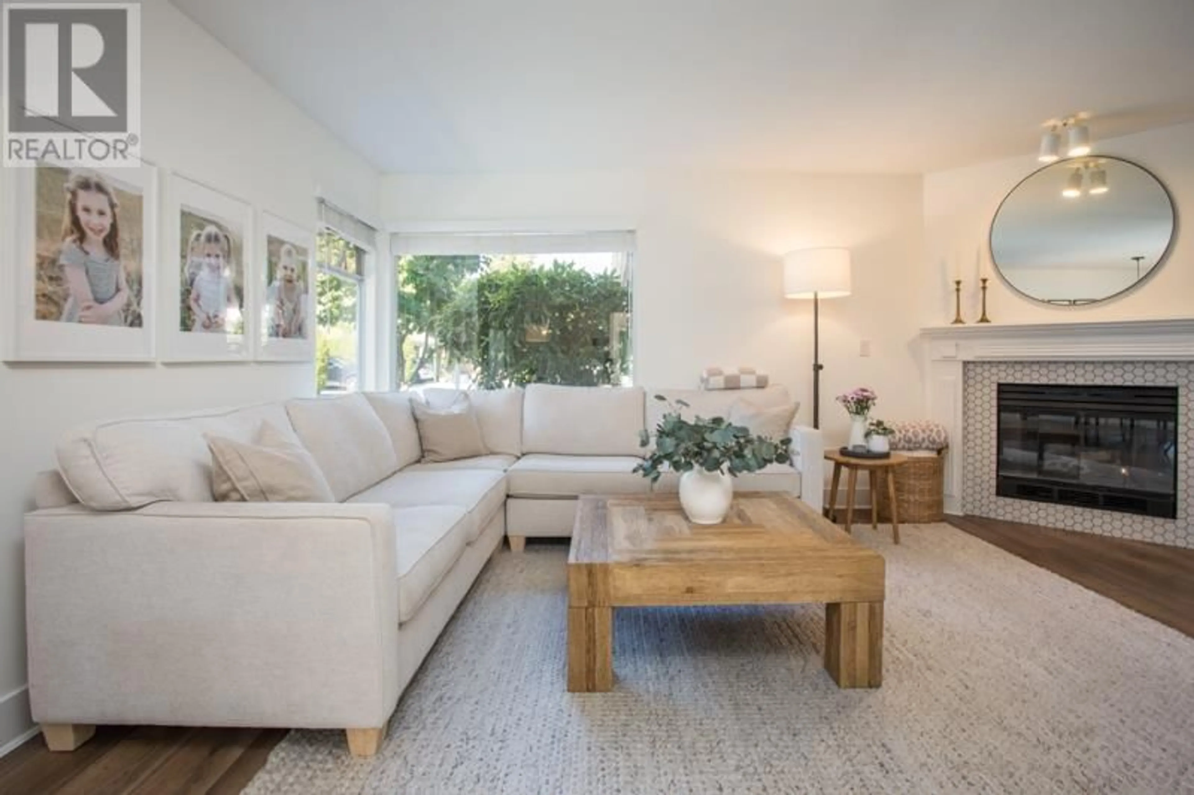 Living room with furniture, unknown for 12 - 4695 53 STREET, Delta British Columbia V4K2Y9