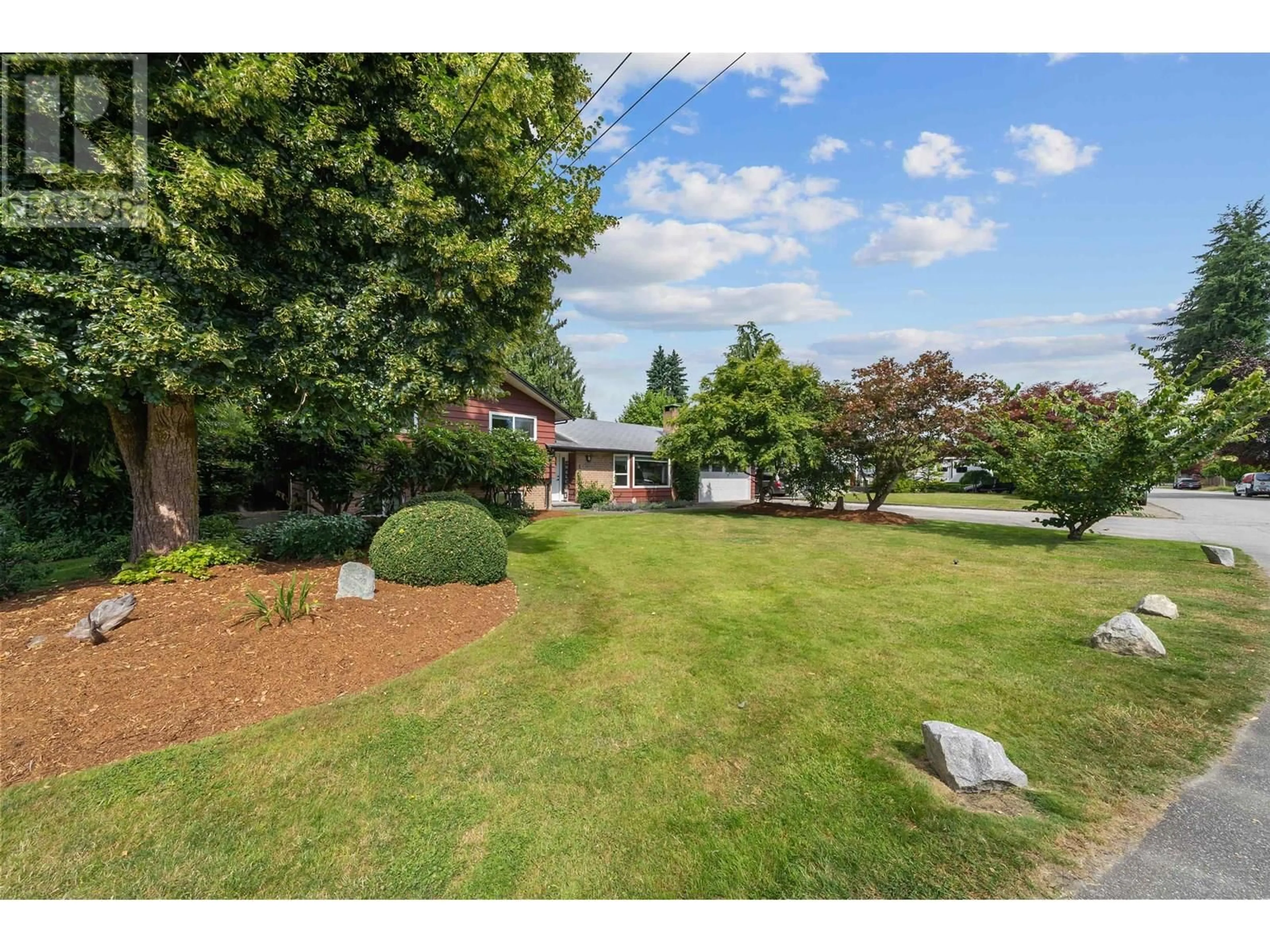 A pic from outside/outdoor area/front of a property/back of a property/a pic from drone, unknown for 11501 RIVER WYND, Maple Ridge British Columbia V2X4Z1