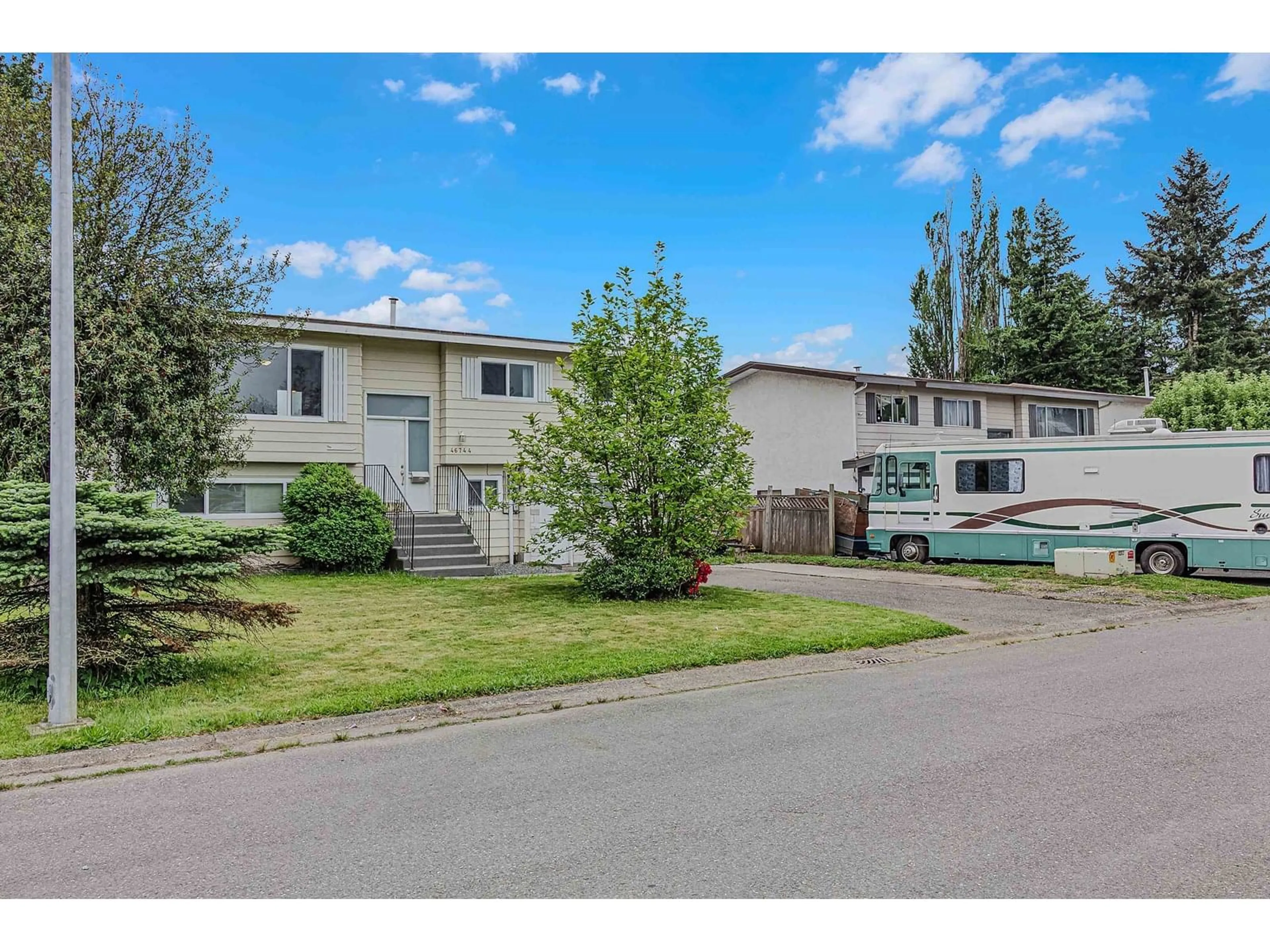 A pic from outside/outdoor area/front of a property/back of a property/a pic from drone, street for 46744 AUBURN PLACE, Chilliwack British Columbia V2P7J5