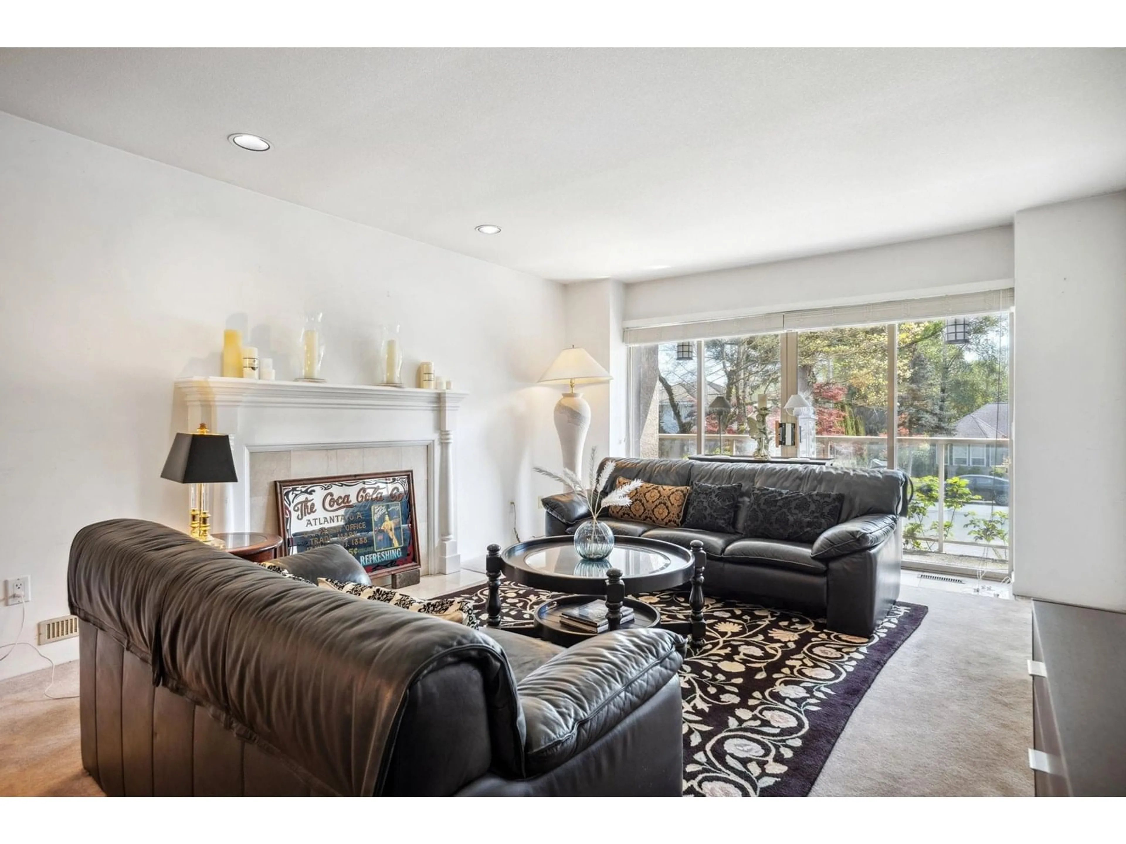 Living room with furniture, unknown for 9477 164, Surrey British Columbia V4N3C8