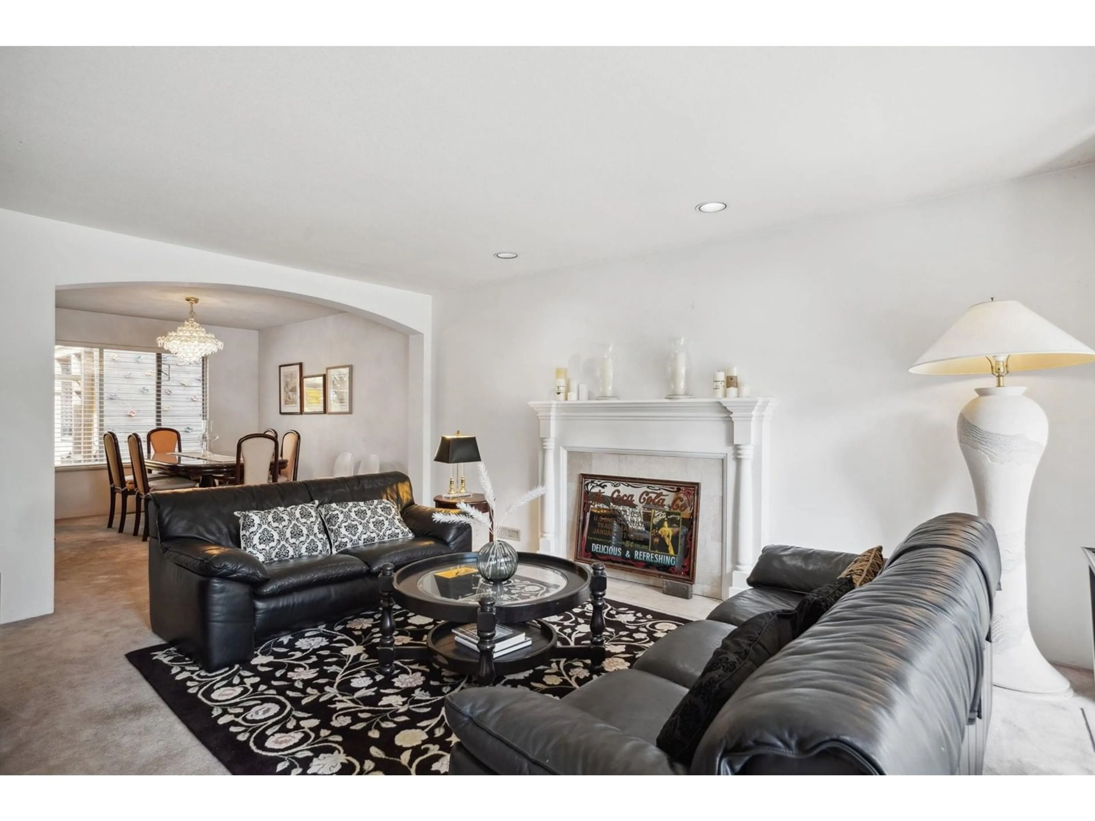 Living room with furniture, unknown for 9477 164, Surrey British Columbia V4N3C8