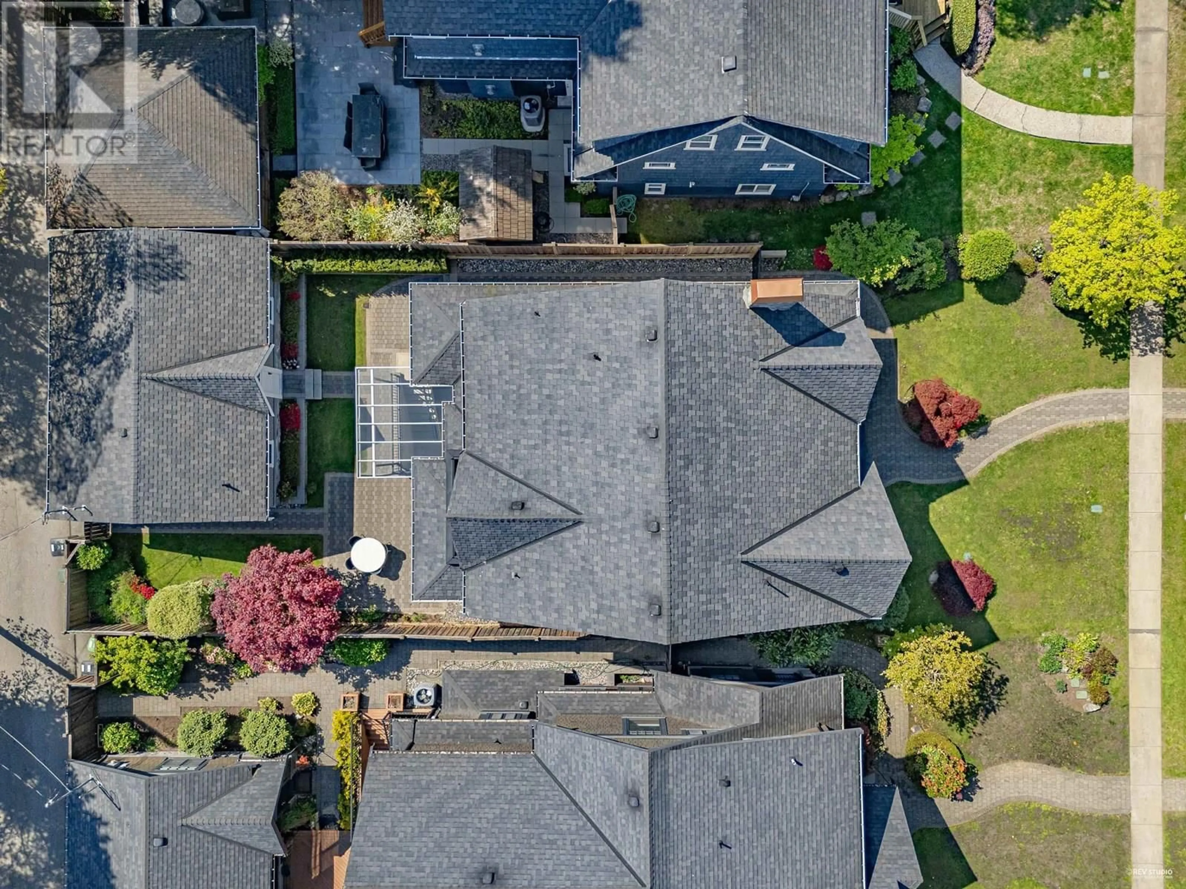 A pic from outside/outdoor area/front of a property/back of a property/a pic from drone, street for 3176 35TH AVENUE, Vancouver British Columbia V6N2M8