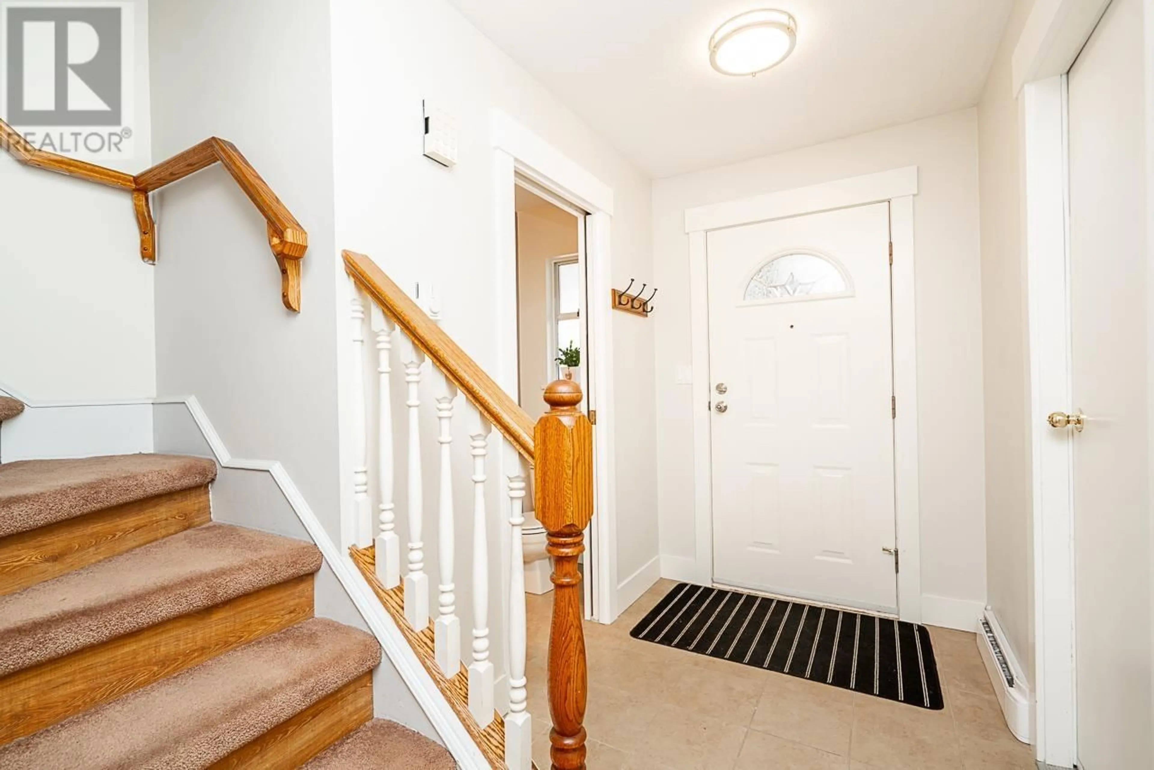 Indoor entryway for 11 - 20699 120B AVENUE, Maple Ridge British Columbia V2X0A5