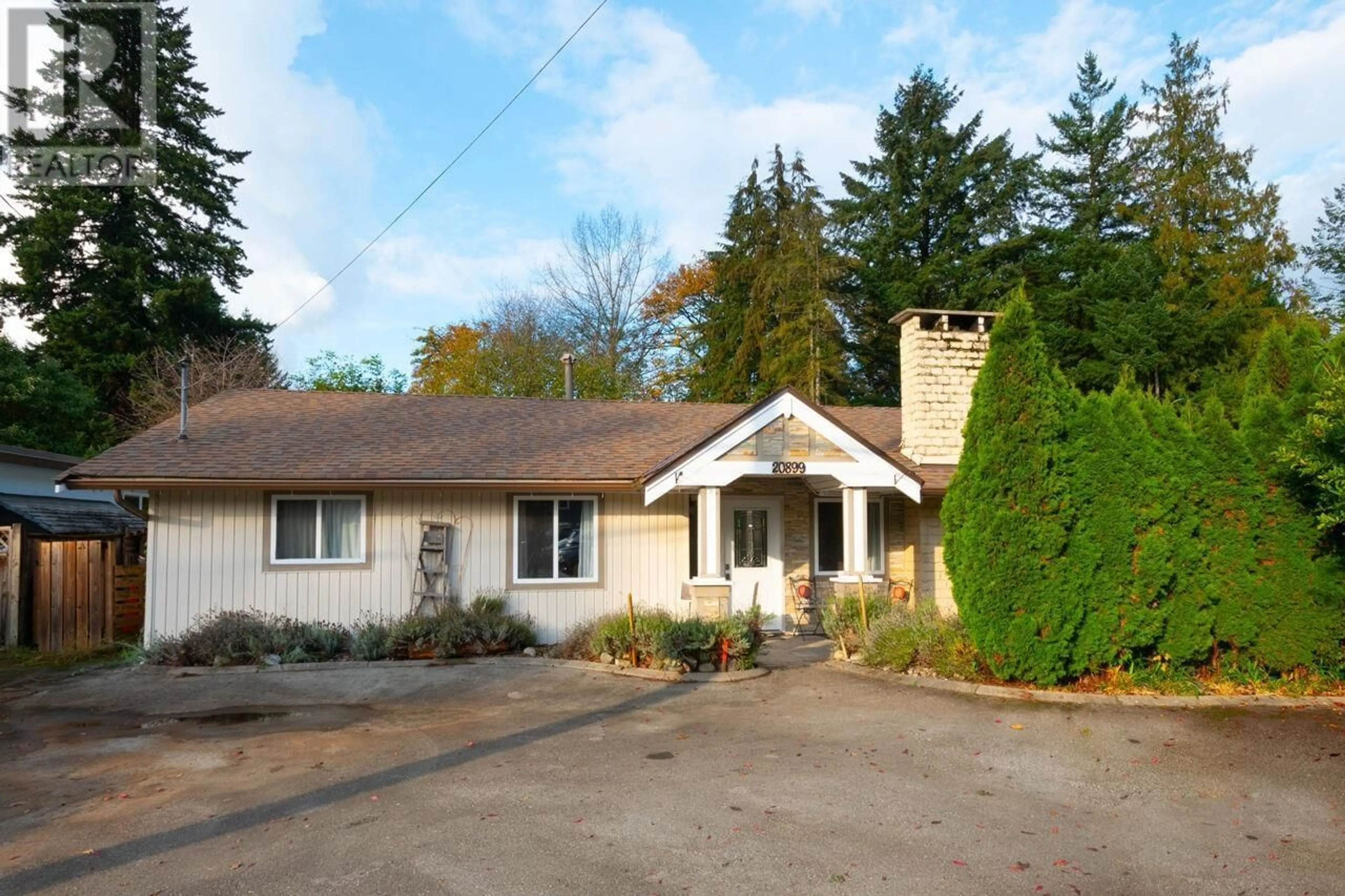 A pic from outside/outdoor area/front of a property/back of a property/a pic from drone, street for 20899 CAMWOOD AVENUE, Maple Ridge British Columbia V2X2N9