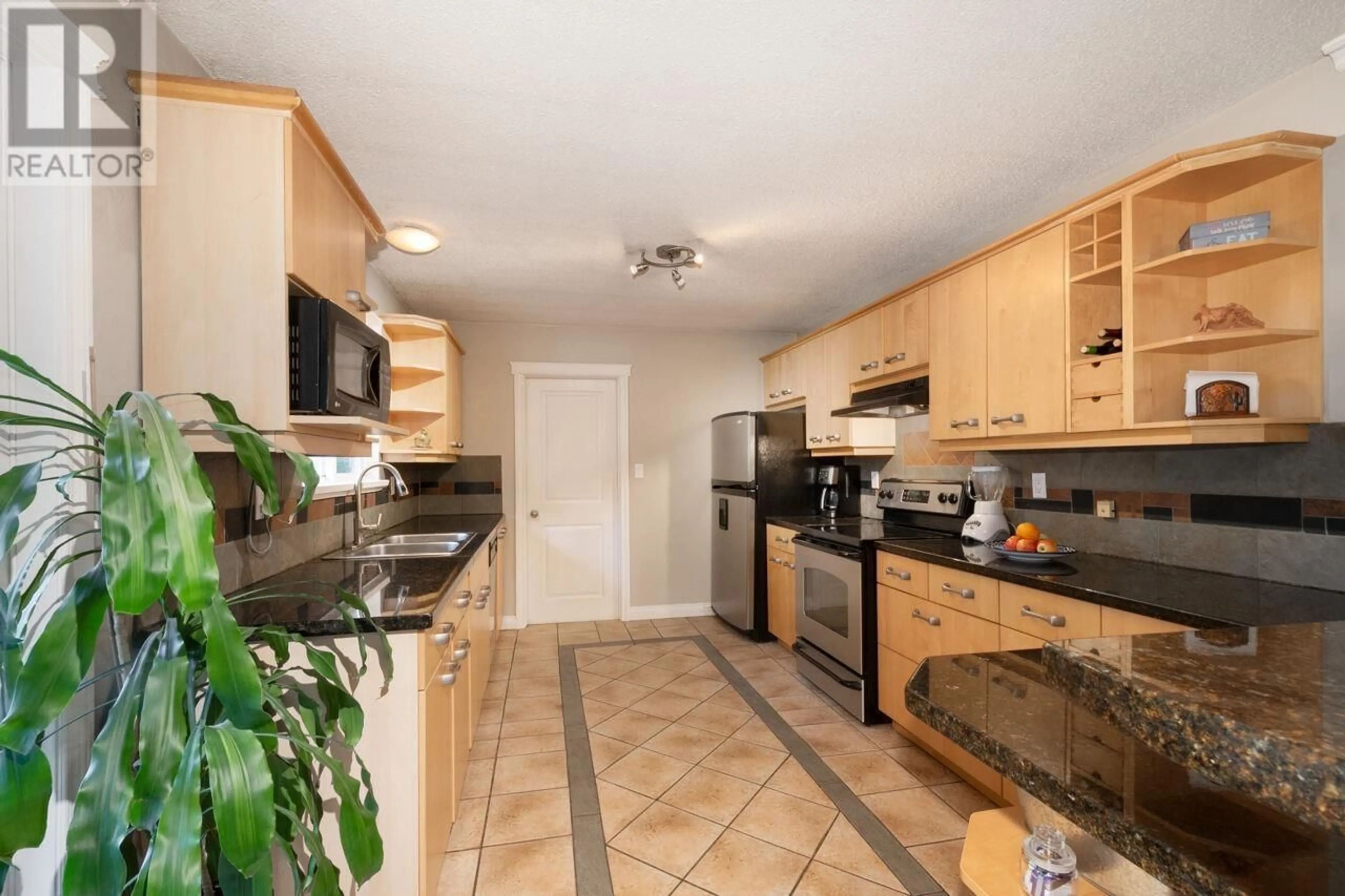 Standard kitchen, ceramic/tile floor for 20899 CAMWOOD AVENUE, Maple Ridge British Columbia V2X2N9