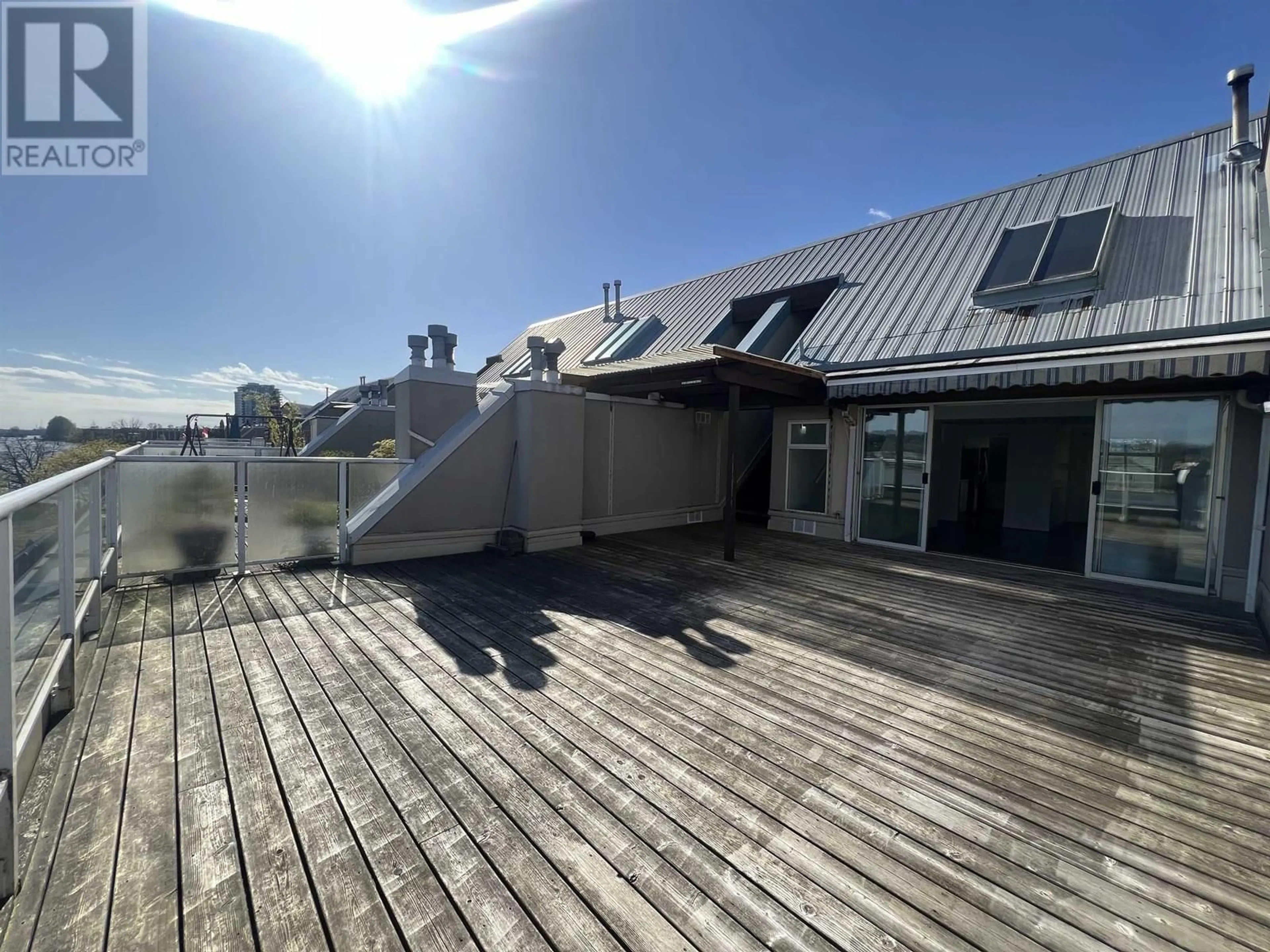 A pic from outside/outdoor area/front of a property/back of a property/a pic from drone, building for 404 - 3 K DE K COURT, New Westminster British Columbia V3M6B6