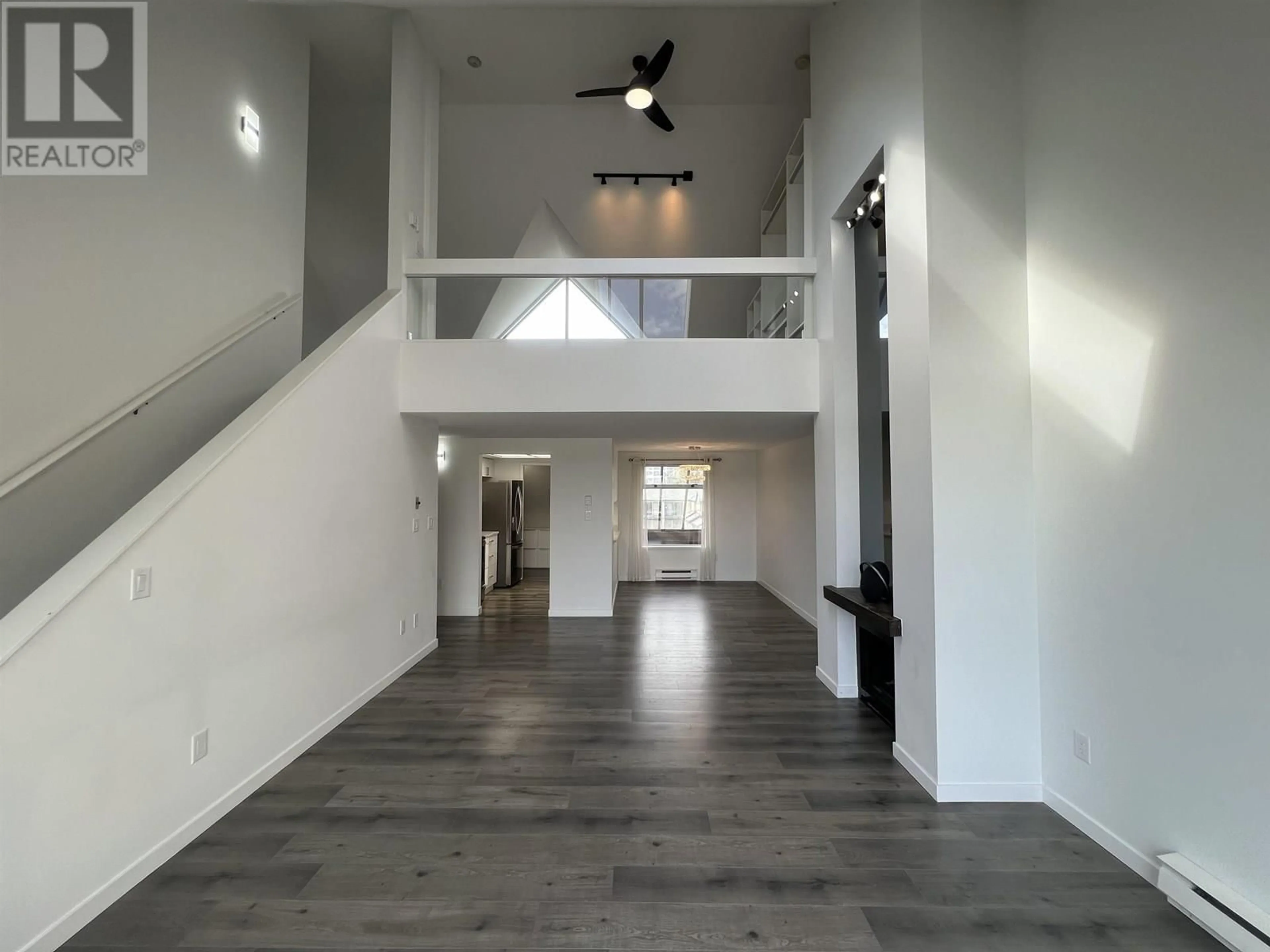 Indoor foyer for 404 - 3 K DE K COURT, New Westminster British Columbia V3M6B6